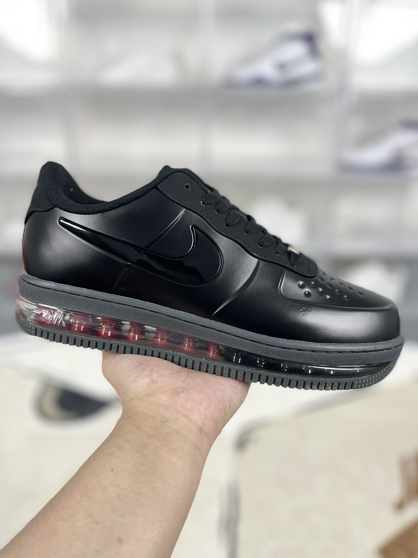 本地190 
▪️H版纯原
Nike Air Force 1 Posite FL Max 低帮 板鞋 男款 黑武士 空军喷泡
▪️Air Force1于1982年推出，由Nike公司的传奇设计师Bruce Kilgore设计，他摒弃了老旧的帆布鞋风格，突破性的使用内嵌式Air sole气垫缓震系统，并将其与横跨复古与现代的外型结合，造就出风靡全球三十多年的Air force1，直到今天还深受青睐。
▪️尺码：39-45（39 40 40.5 41 42 42.5 43 44 44.5 45）
▪️货号：548968-010