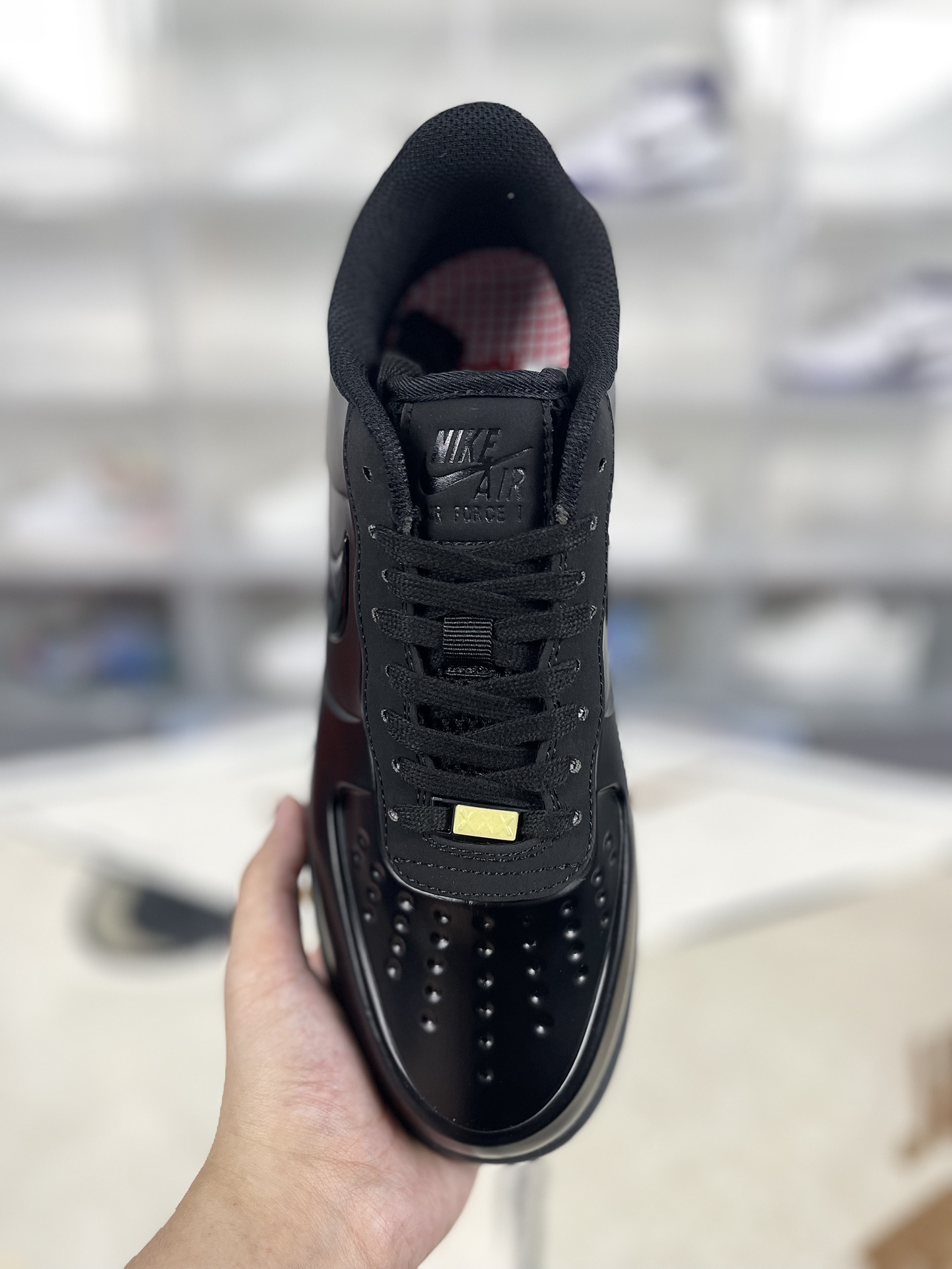 本地💰240
▪️H版纯原
Nike Air Force 1 Posite FL Max 低帮 板鞋 男款 黑武士 空军喷泡
▪️Air Force1于1982年推出,由Nike公司的传奇设计师Bruce Kilgore设计,他摒弃了老旧的帆布鞋风格,突破性的使用内嵌式Air sole气垫缓震系统,并将其与横跨复古与现代的外型结合,造就出风靡全球三十多年的Air force1,直到今天还深受青睐。
▪️尺码:39-45(39 40 40.5 41 42 42.5 43 44 44.5 45)
▪️货号:548968-010