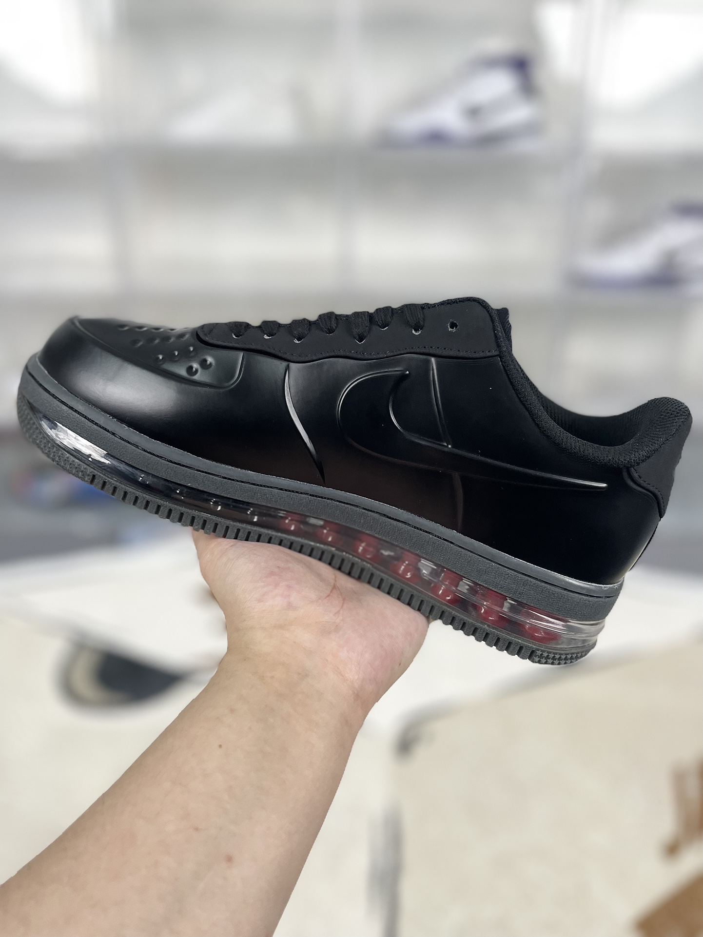 本地💰240
▪️H版纯原
Nike Air Force 1 Posite FL Max 低帮 板鞋 男款 黑武士 空军喷泡
▪️Air Force1于1982年推出,由Nike公司的传奇设计师Bruce Kilgore设计,他摒弃了老旧的帆布鞋风格,突破性的使用内嵌式Air sole气垫缓震系统,并将其与横跨复古与现代的外型结合,造就出风靡全球三十多年的Air force1,直到今天还深受青睐。
▪️尺码:39-45(39 40 40.5 41 42 42.5 43 44 44.5 45)
▪️货号:548968-010