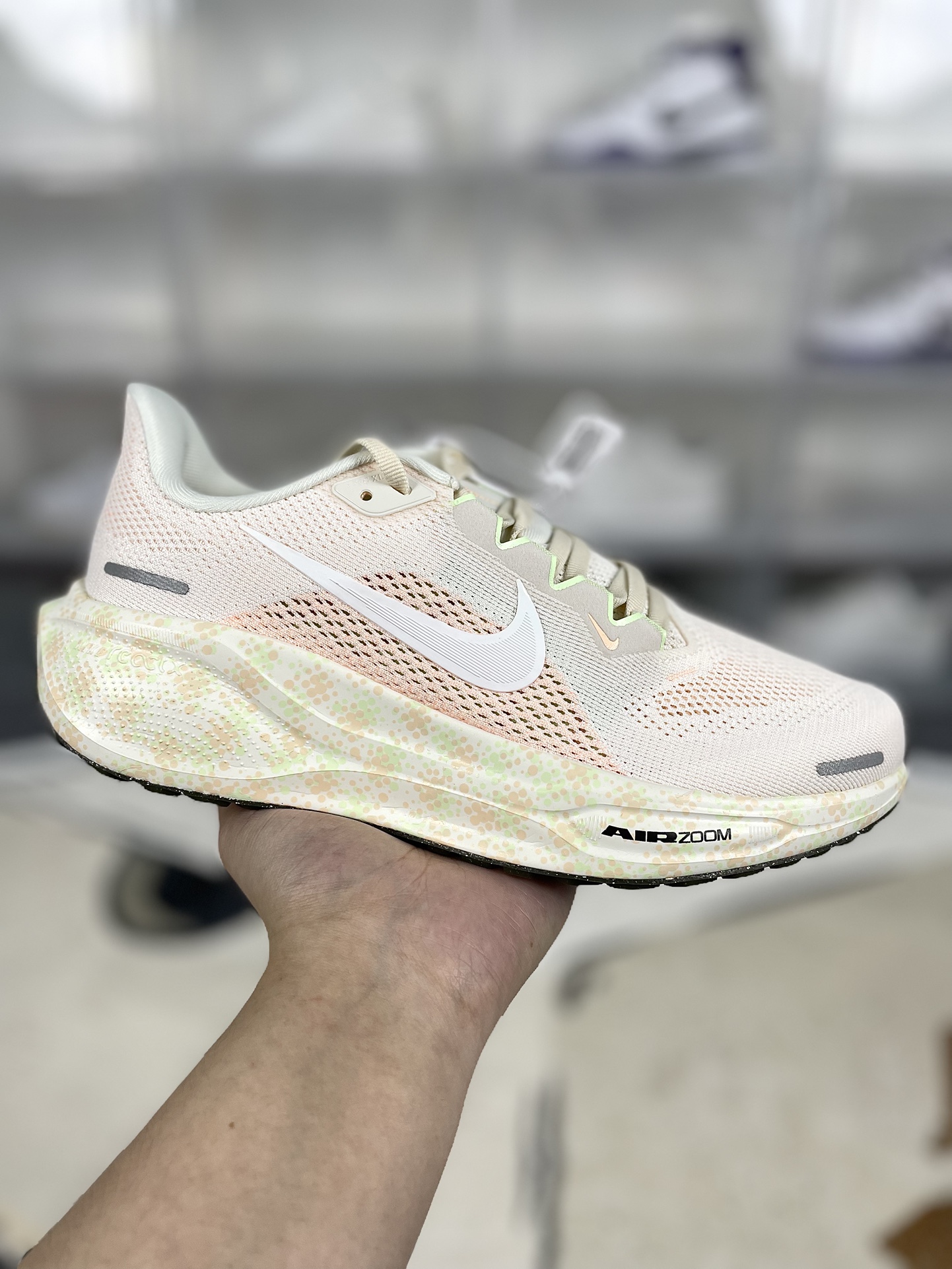 本地💰190
▪️匠心纯原 高端外贸订单
Nike Air Zoom Pegasus 41 舒适百搭耐磨透气 低帮 马拉松跑步鞋 粉黄 飞马41代
▪️Nike Pegasus 41 搭载了新升级的 ReactX 泡绵,比起 React 提升了13%的能量回馈,此外还加装了Air Zoom 缓震气垫,每一步都来劲儿!跑者们喜欢的细节,我们都一一保留。鞋面新增工程网眼设计,减轻重量同时升级透气性,长跑也不易闷脚。搭载两个 Air Zoom 缓震配置和全新 ReactX泡绵中底,强强组合,回弹更来劲。
▪️尺码:36-40(36 36.5 37.5 38 38.5 39 40)
▪️货号:HM5539-133