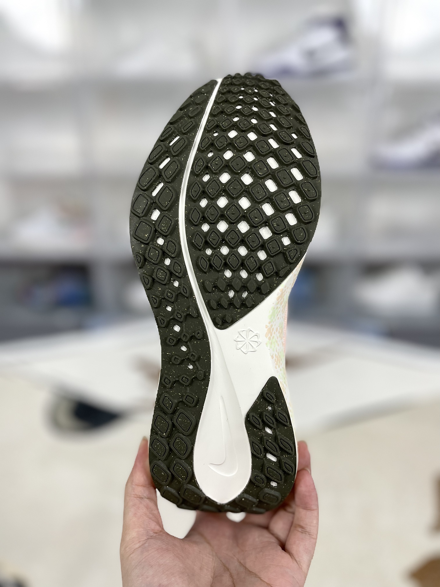 本地💰190
▪️匠心纯原 高端外贸订单
Nike Air Zoom Pegasus 41 舒适百搭耐磨透气 低帮 马拉松跑步鞋 粉黄 飞马41代
▪️Nike Pegasus 41 搭载了新升级的 ReactX 泡绵,比起 React 提升了13%的能量回馈,此外还加装了Air Zoom 缓震气垫,每一步都来劲儿!跑者们喜欢的细节,我们都一一保留。鞋面新增工程网眼设计,减轻重量同时升级透气性,长跑也不易闷脚。搭载两个 Air Zoom 缓震配置和全新 ReactX泡绵中底,强强组合,回弹更来劲。
▪️尺码:36-40(36 36.5 37.5 38 38.5 39 40)
▪️货号:HM5539-133