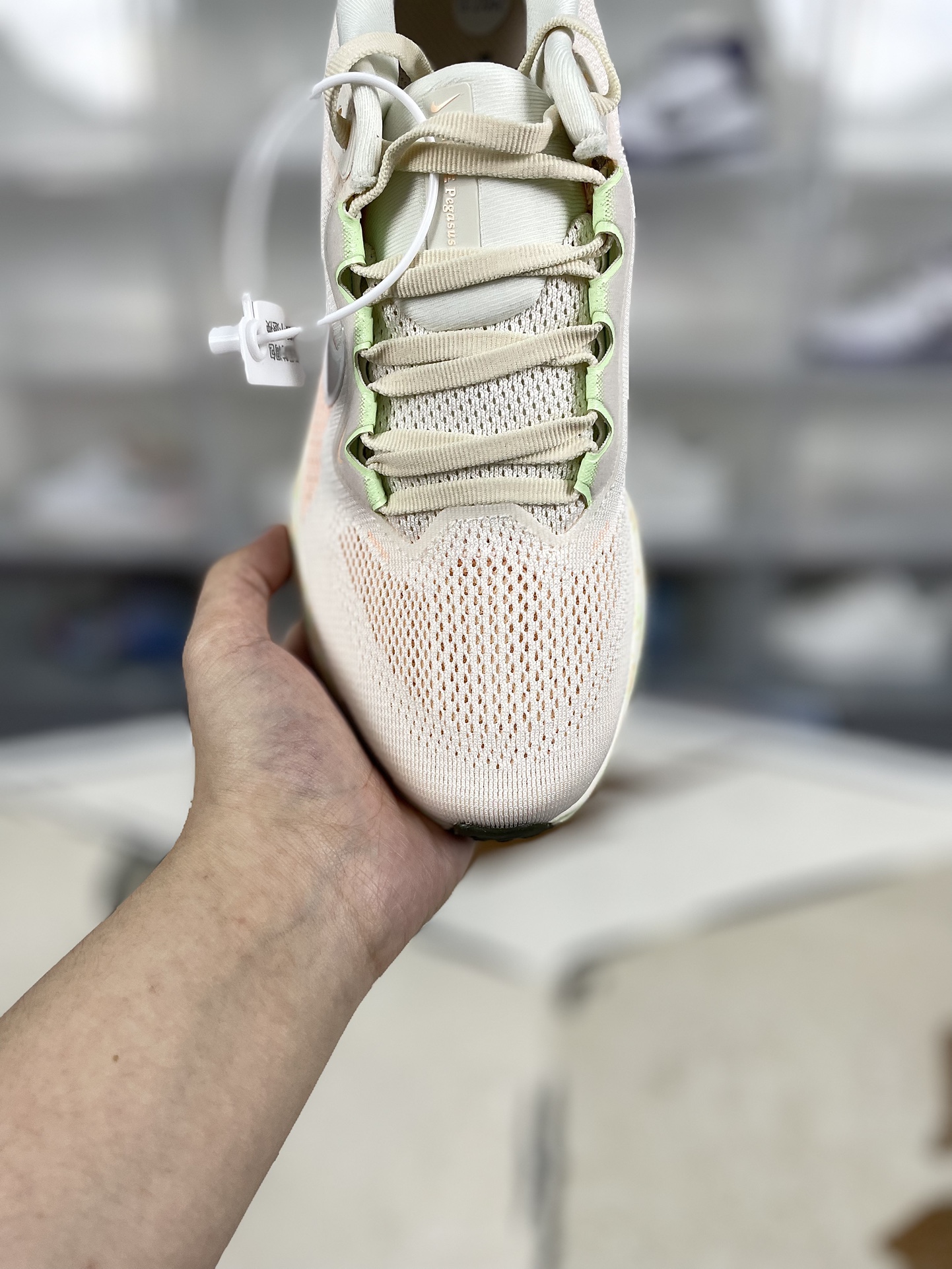 本地💰190
▪️匠心纯原 高端外贸订单
Nike Air Zoom Pegasus 41 舒适百搭耐磨透气 低帮 马拉松跑步鞋 粉黄 飞马41代
▪️Nike Pegasus 41 搭载了新升级的 ReactX 泡绵,比起 React 提升了13%的能量回馈,此外还加装了Air Zoom 缓震气垫,每一步都来劲儿!跑者们喜欢的细节,我们都一一保留。鞋面新增工程网眼设计,减轻重量同时升级透气性,长跑也不易闷脚。搭载两个 Air Zoom 缓震配置和全新 ReactX泡绵中底,强强组合,回弹更来劲。
▪️尺码:36-40(36 36.5 37.5 38 38.5 39 40)
▪️货号:HM5539-133