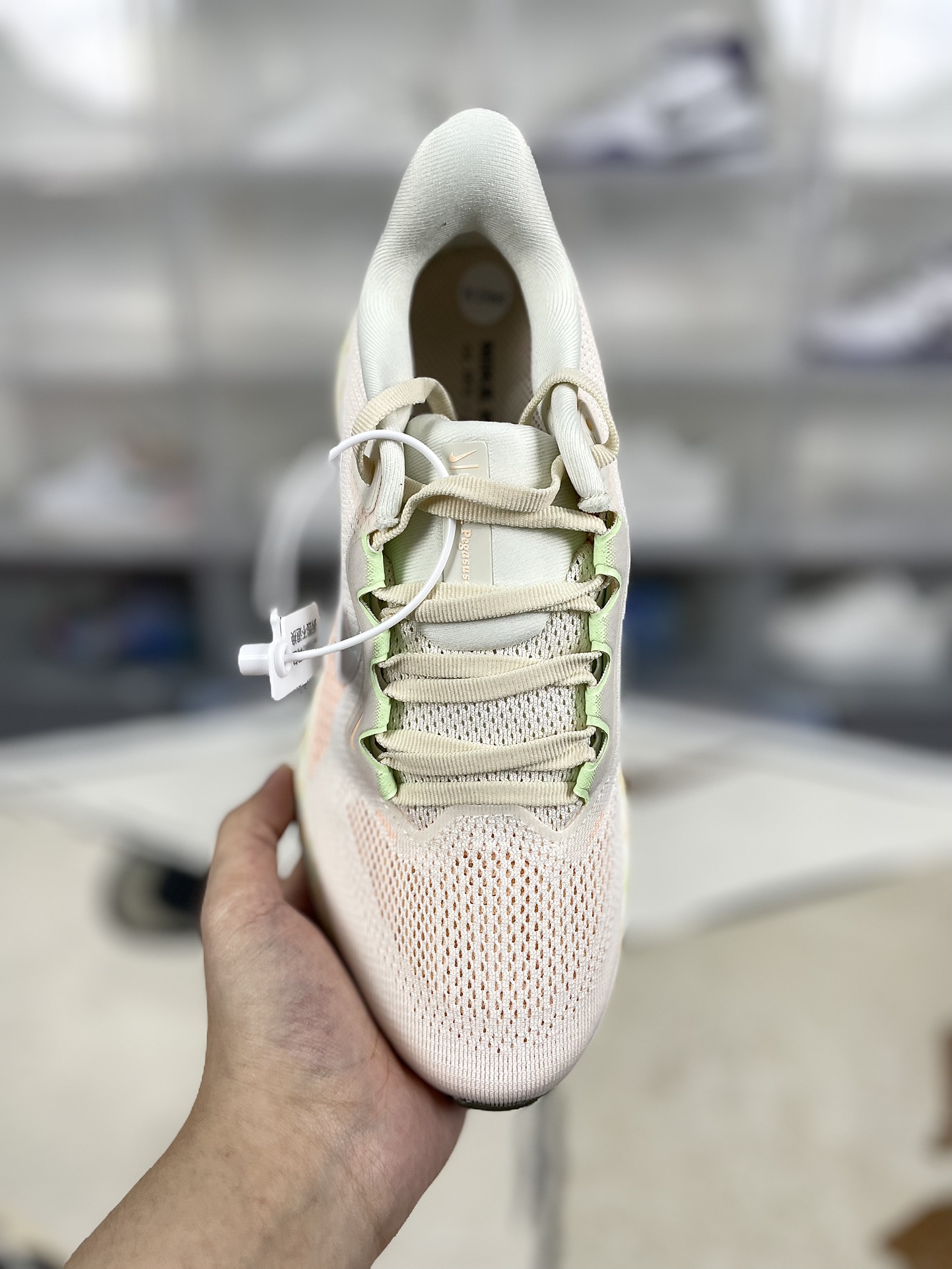 本地💰190
▪️匠心纯原 高端外贸订单
Nike Air Zoom Pegasus 41 舒适百搭耐磨透气 低帮 马拉松跑步鞋 粉黄 飞马41代
▪️Nike Pegasus 41 搭载了新升级的 ReactX 泡绵,比起 React 提升了13%的能量回馈,此外还加装了Air Zoom 缓震气垫,每一步都来劲儿!跑者们喜欢的细节,我们都一一保留。鞋面新增工程网眼设计,减轻重量同时升级透气性,长跑也不易闷脚。搭载两个 Air Zoom 缓震配置和全新 ReactX泡绵中底,强强组合,回弹更来劲。
▪️尺码:36-40(36 36.5 37.5 38 38.5 39 40)
▪️货号:HM5539-133