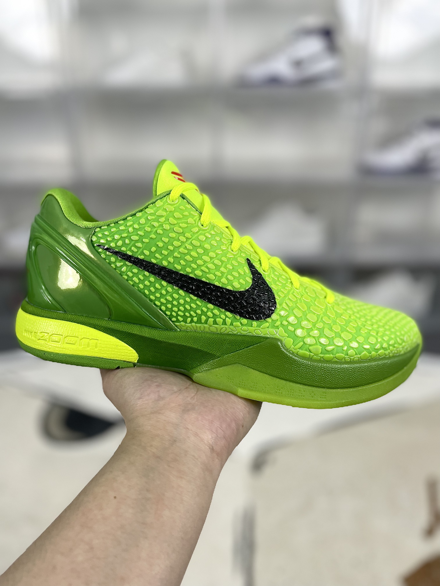 本地💰440   
▪️GX纯原 实战天花板
Nike Zoom Kobe 6 Protro "Green Apple" 科比6 青蜂侠 2020复刻 低帮  Air Zoom 实战篮球鞋 男女同款 荧光绿 科比6代
▪️Nike Zoom Kobe VI是耐克公司与篮球巨星科比·布莱恩特于2010年12月7日共同发布的经典鞋款。这款鞋的灵感源自科比在球场上的外号“黑曼巴”，设计中巧妙融入了黑曼巴蛇的凶猛与精准元素。它采用了三层鞋面设计，内层为网眼材质，中层运用Flywire技术，外层则是模仿蛇皮纹理的独特聚氨酯“凸点”，既耐磨又轻盈透气。在科技配置上，科比6代配备了Nike Zoom气垫单元，提供卓越的缓震与回弹性能，同时中底采用Phylon注塑材料，更好贴合足部，提升穿着的舒适度与稳定性。此外，还创新性地使用了双层记忆海绵鞋垫，可根据脚形自动调节，带来个性化的贴合体验。总的来说，科比6代不仅功能性强，而且是科比个人风格与耐克创新科技的完美结合。
▪️尺码：40-50.5（40 40.5 41 42 42.5 43 44 44.5 45 45.5 46 47.5 48.5 49.5 50.5）
▪️货号：CW2190-300/429659-701/429659-701
