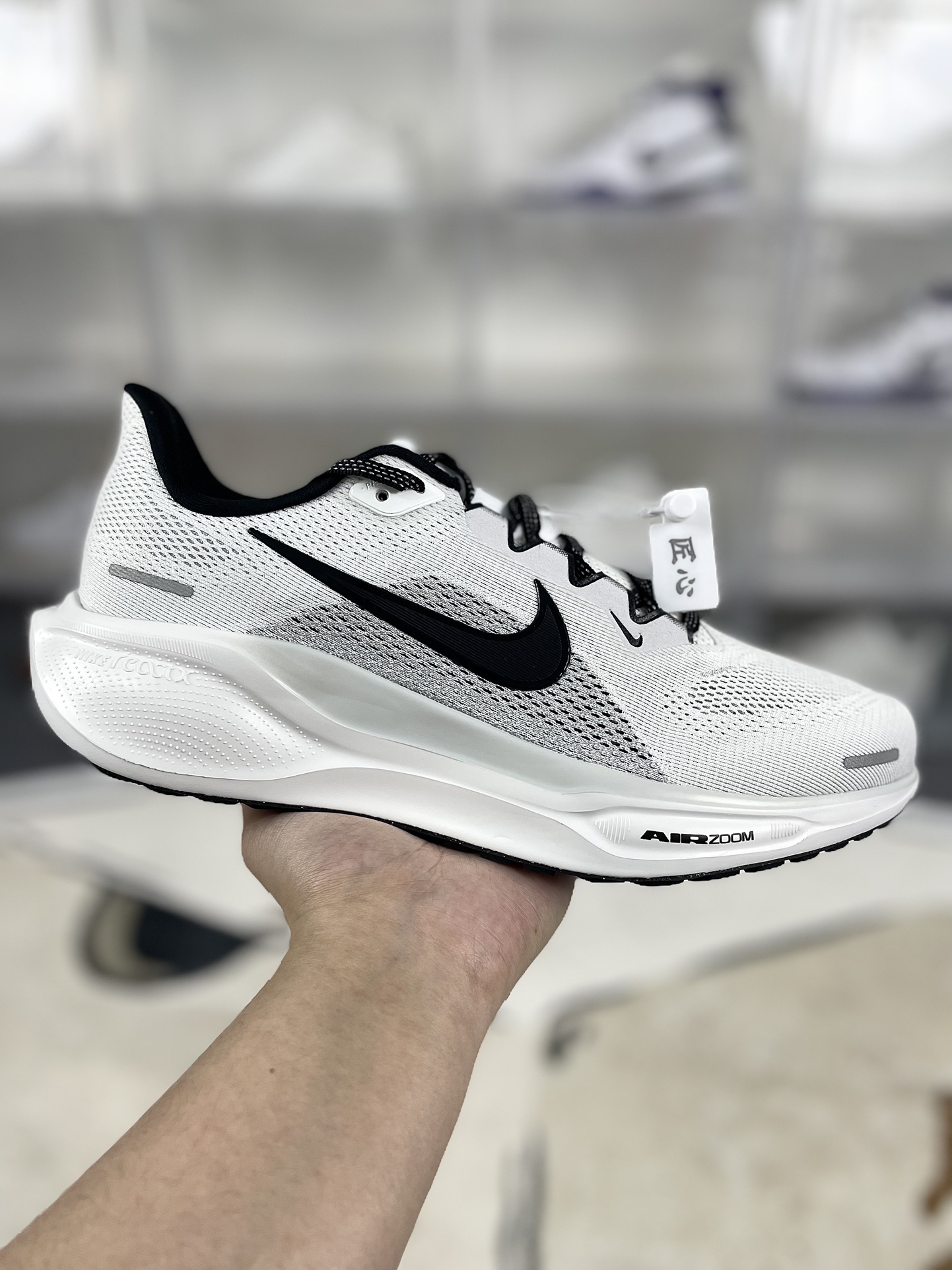 本地💰190
▪️匠心纯原 平台渠道订单
Nike Pegasus 41 舒适百搭防滑耐磨 低帮 休闲跑步鞋 男款 白黑色 飞马41代
▪️Nike Pegasus 41 搭载了新升级的 ReactX 泡绵,比起 React 提升了13%的能量回馈,此外还加装了Air Zoom 缓震气垫,每一步都来劲儿!跑者们喜欢的细节,我们都一一保留。鞋面新增工程网眼设计,减轻重量同时升级透气性,长跑也不易闷脚。搭载两个 Air Zoom 缓震配置和全新 ReactX泡绵中底,强强组合,回弹更来劲。
▪️尺码:39-46(39 40 40.5 41 42 42.5 43 44 44.5 45 46)
▪️货号:FD2722-105