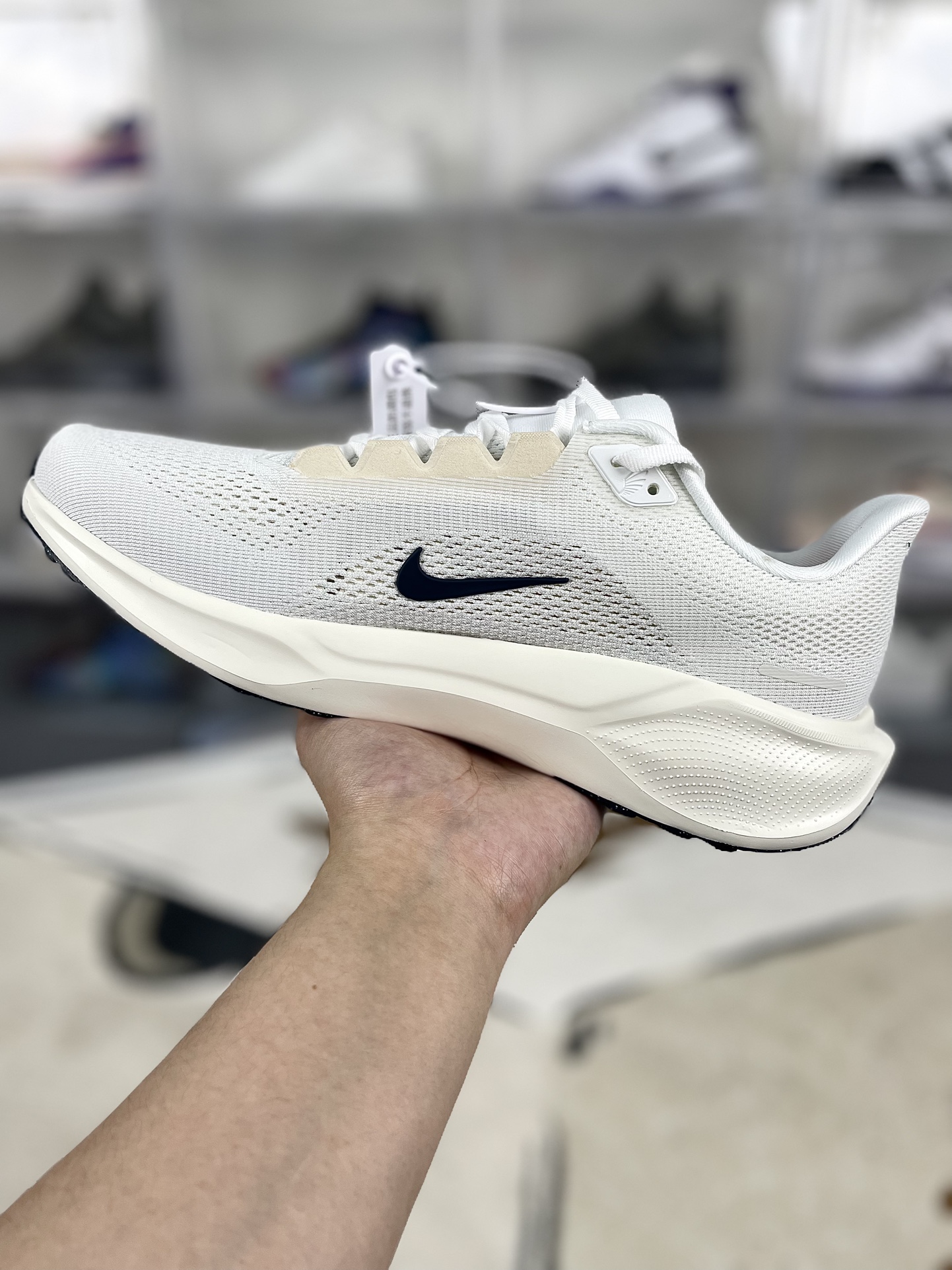 💰180
Nike Pegasus 41 舒适轻盈透气 低帮 休闲跑步鞋 男款 米白 白马王子 飞马41代
▪️Nike Pegasus 41 搭载了新升级的 ReactX 泡绵，比起 React 提升了13%的能量回馈，此外还加装了Air Zoom 缓震气垫，每一步都来劲儿！跑者们喜欢的细节，我们都一一保留。鞋面新增工程网眼设计，减轻重量同时升级透气性，长跑也不易闷脚。搭载两个 Air Zoom 缓震配置和全新 ReactX泡绵中底，强强组合，回弹更来劲。
▪️尺码：36-46（36 36.5 37.5 38 38.5 39 40 40.5 41 42 42.5 43 44 44.5 45 46）
▪️货号：HF4300-100/HF4301-100