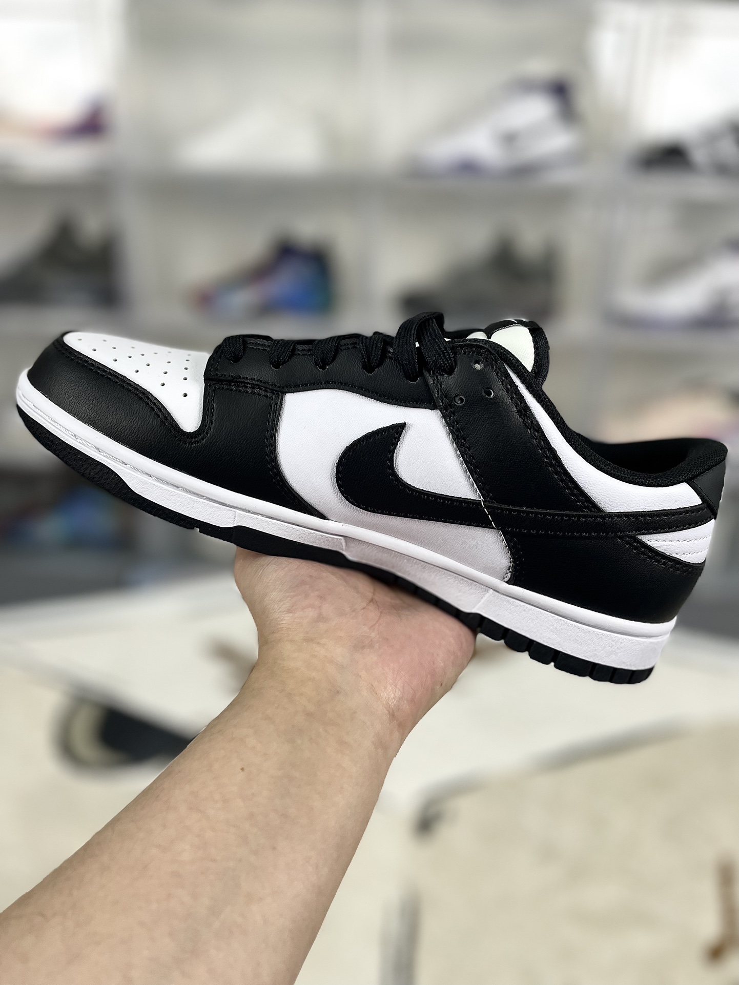 💰150
Nike Dunk Low Retro "Black" 经典外观与现代流行结合 防滑耐磨 低帮 板鞋 男女款 黑白熊猫
▪️Dunk 在跃升成为街头标杆和人气滑板单品之前，早已在学院的硬木球场上展露锋芒。诞生于 1985年的 Dunk 凭借其独特学院配色风靡一时，就此掀起时尚风潮，并最终席卷全球，成为历久不衰的经典之作。如今，该元年款球鞋经过焕新重塑，震撼来袭。其采用经典撞色设计，同时融入现代制鞋科技，以此塑就舒适脚感；黑白配色营造出鲜明的对比效果，尽显简约魅力。
▪️尺码：35.5-47.5（35.5 36 36.5 37.5 38 38.5 39 40 40.5 41 42 42.5 43 44 44.5 45 46 47.5）
▪️货号：DD1391-100/DD1503-101/CW1590-100