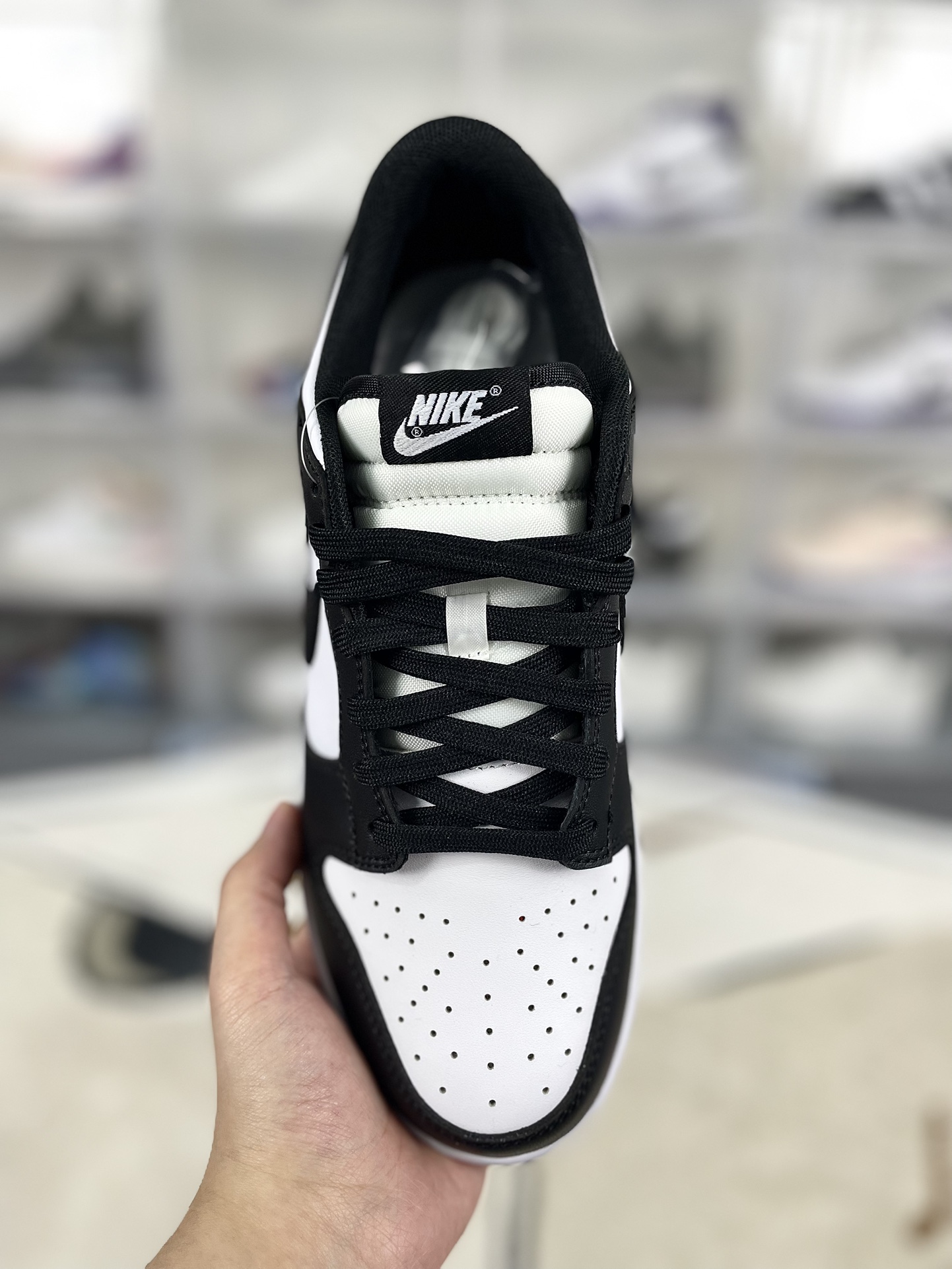 💰150
Nike Dunk Low Retro "Black" 经典外观与现代流行结合 防滑耐磨 低帮 板鞋 男女款 黑白熊猫
▪️Dunk 在跃升成为街头标杆和人气滑板单品之前，早已在学院的硬木球场上展露锋芒。诞生于 1985年的 Dunk 凭借其独特学院配色风靡一时，就此掀起时尚风潮，并最终席卷全球，成为历久不衰的经典之作。如今，该元年款球鞋经过焕新重塑，震撼来袭。其采用经典撞色设计，同时融入现代制鞋科技，以此塑就舒适脚感；黑白配色营造出鲜明的对比效果，尽显简约魅力。
▪️尺码：35.5-47.5（35.5 36 36.5 37.5 38 38.5 39 40 40.5 41 42 42.5 43 44 44.5 45 46 47.5）
▪️货号：DD1391-100/DD1503-101/CW1590-100