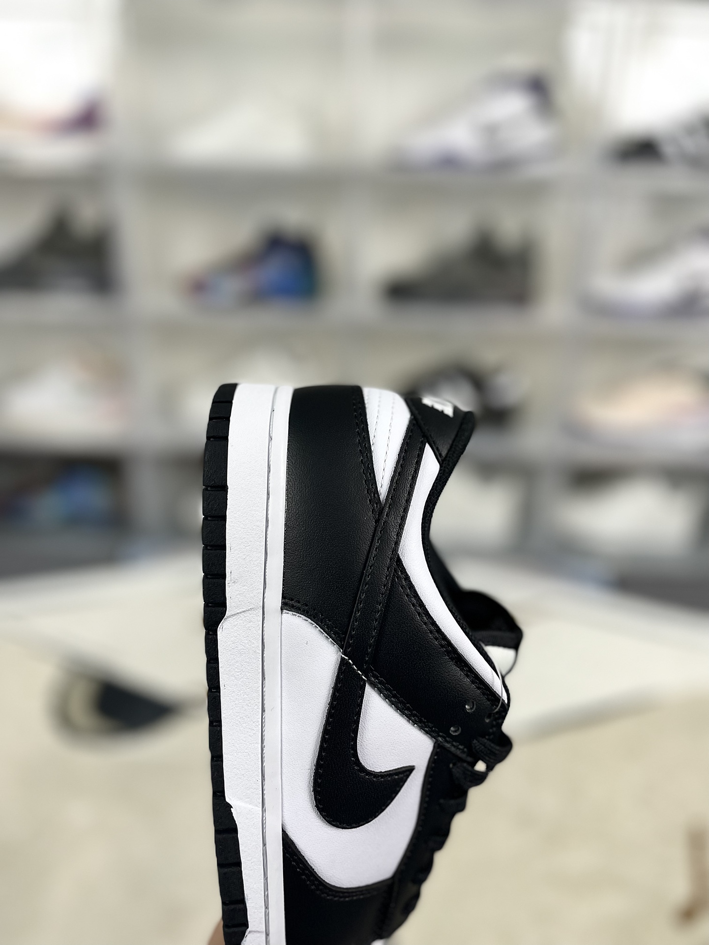 💰150
Nike Dunk Low Retro "Black" 经典外观与现代流行结合 防滑耐磨 低帮 板鞋 男女款 黑白熊猫
▪️Dunk 在跃升成为街头标杆和人气滑板单品之前，早已在学院的硬木球场上展露锋芒。诞生于 1985年的 Dunk 凭借其独特学院配色风靡一时，就此掀起时尚风潮，并最终席卷全球，成为历久不衰的经典之作。如今，该元年款球鞋经过焕新重塑，震撼来袭。其采用经典撞色设计，同时融入现代制鞋科技，以此塑就舒适脚感；黑白配色营造出鲜明的对比效果，尽显简约魅力。
▪️尺码：35.5-47.5（35.5 36 36.5 37.5 38 38.5 39 40 40.5 41 42 42.5 43 44 44.5 45 46 47.5）
▪️货号：DD1391-100/DD1503-101/CW1590-100