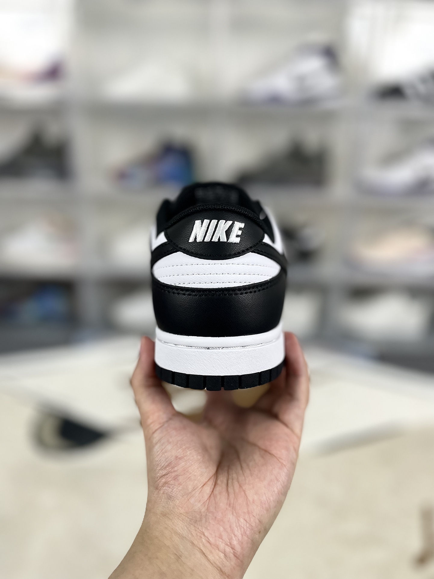 💰150
Nike Dunk Low Retro "Black" 经典外观与现代流行结合 防滑耐磨 低帮 板鞋 男女款 黑白熊猫
▪️Dunk 在跃升成为街头标杆和人气滑板单品之前，早已在学院的硬木球场上展露锋芒。诞生于 1985年的 Dunk 凭借其独特学院配色风靡一时，就此掀起时尚风潮，并最终席卷全球，成为历久不衰的经典之作。如今，该元年款球鞋经过焕新重塑，震撼来袭。其采用经典撞色设计，同时融入现代制鞋科技，以此塑就舒适脚感；黑白配色营造出鲜明的对比效果，尽显简约魅力。
▪️尺码：35.5-47.5（35.5 36 36.5 37.5 38 38.5 39 40 40.5 41 42 42.5 43 44 44.5 45 46 47.5）
▪️货号：DD1391-100/DD1503-101/CW1590-100