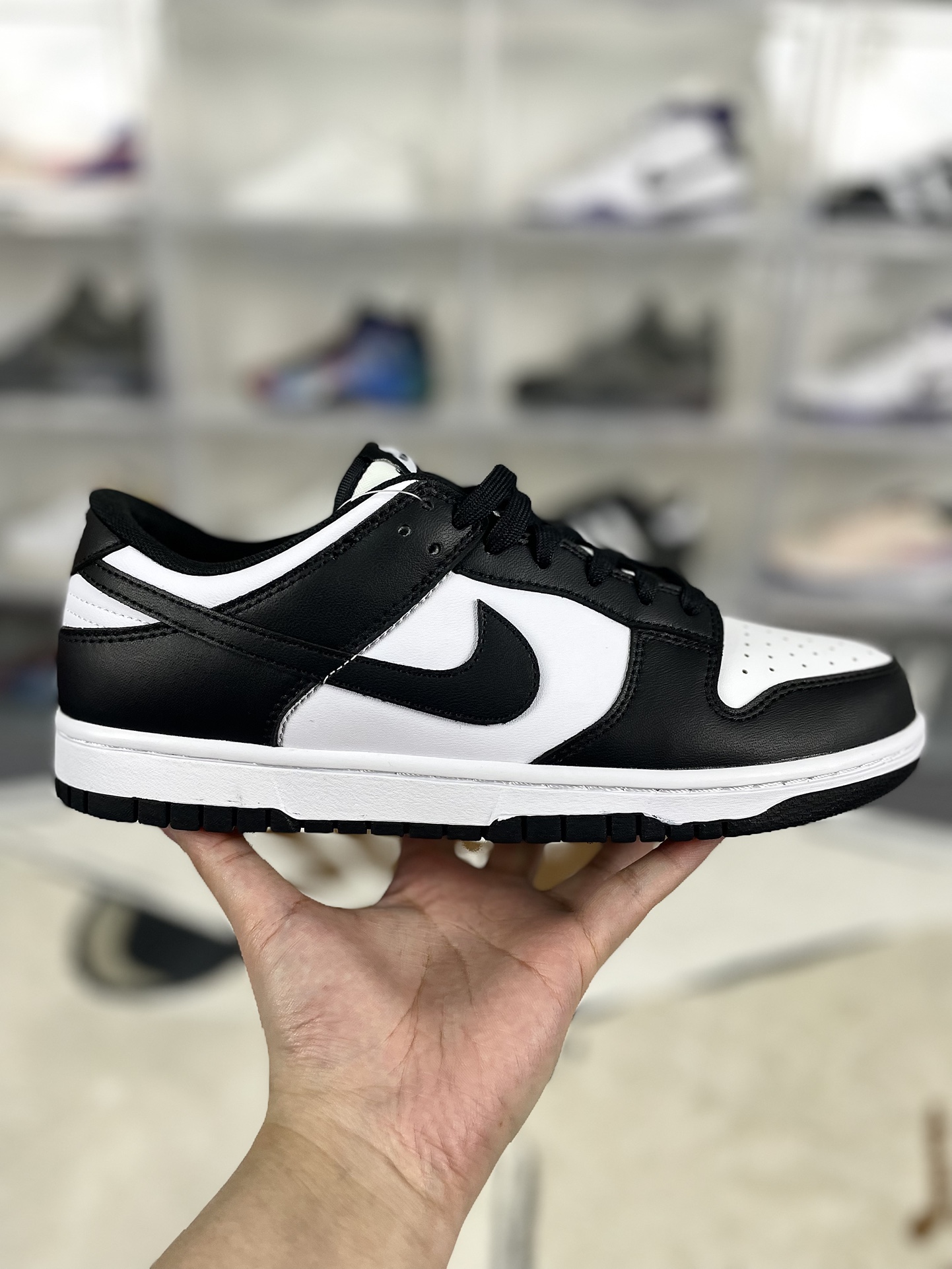 💰150
Nike Dunk Low Retro "Black" 经典外观与现代流行结合 防滑耐磨 低帮 板鞋 男女款 黑白熊猫
▪️Dunk 在跃升成为街头标杆和人气滑板单品之前，早已在学院的硬木球场上展露锋芒。诞生于 1985年的 Dunk 凭借其独特学院配色风靡一时，就此掀起时尚风潮，并最终席卷全球，成为历久不衰的经典之作。如今，该元年款球鞋经过焕新重塑，震撼来袭。其采用经典撞色设计，同时融入现代制鞋科技，以此塑就舒适脚感；黑白配色营造出鲜明的对比效果，尽显简约魅力。
▪️尺码：35.5-47.5（35.5 36 36.5 37.5 38 38.5 39 40 40.5 41 42 42.5 43 44 44.5 45 46 47.5）
▪️货号：DD1391-100/DD1503-101/CW1590-100