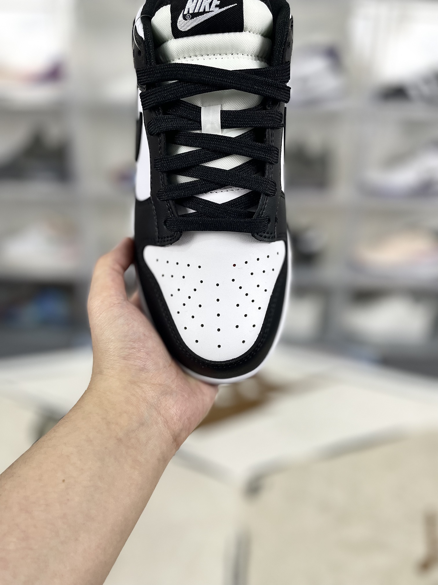 💰150
Nike Dunk Low Retro "Black" 经典外观与现代流行结合 防滑耐磨 低帮 板鞋 男女款 黑白熊猫
▪️Dunk 在跃升成为街头标杆和人气滑板单品之前，早已在学院的硬木球场上展露锋芒。诞生于 1985年的 Dunk 凭借其独特学院配色风靡一时，就此掀起时尚风潮，并最终席卷全球，成为历久不衰的经典之作。如今，该元年款球鞋经过焕新重塑，震撼来袭。其采用经典撞色设计，同时融入现代制鞋科技，以此塑就舒适脚感；黑白配色营造出鲜明的对比效果，尽显简约魅力。
▪️尺码：35.5-47.5（35.5 36 36.5 37.5 38 38.5 39 40 40.5 41 42 42.5 43 44 44.5 45 46 47.5）
▪️货号：DD1391-100/DD1503-101/CW1590-100