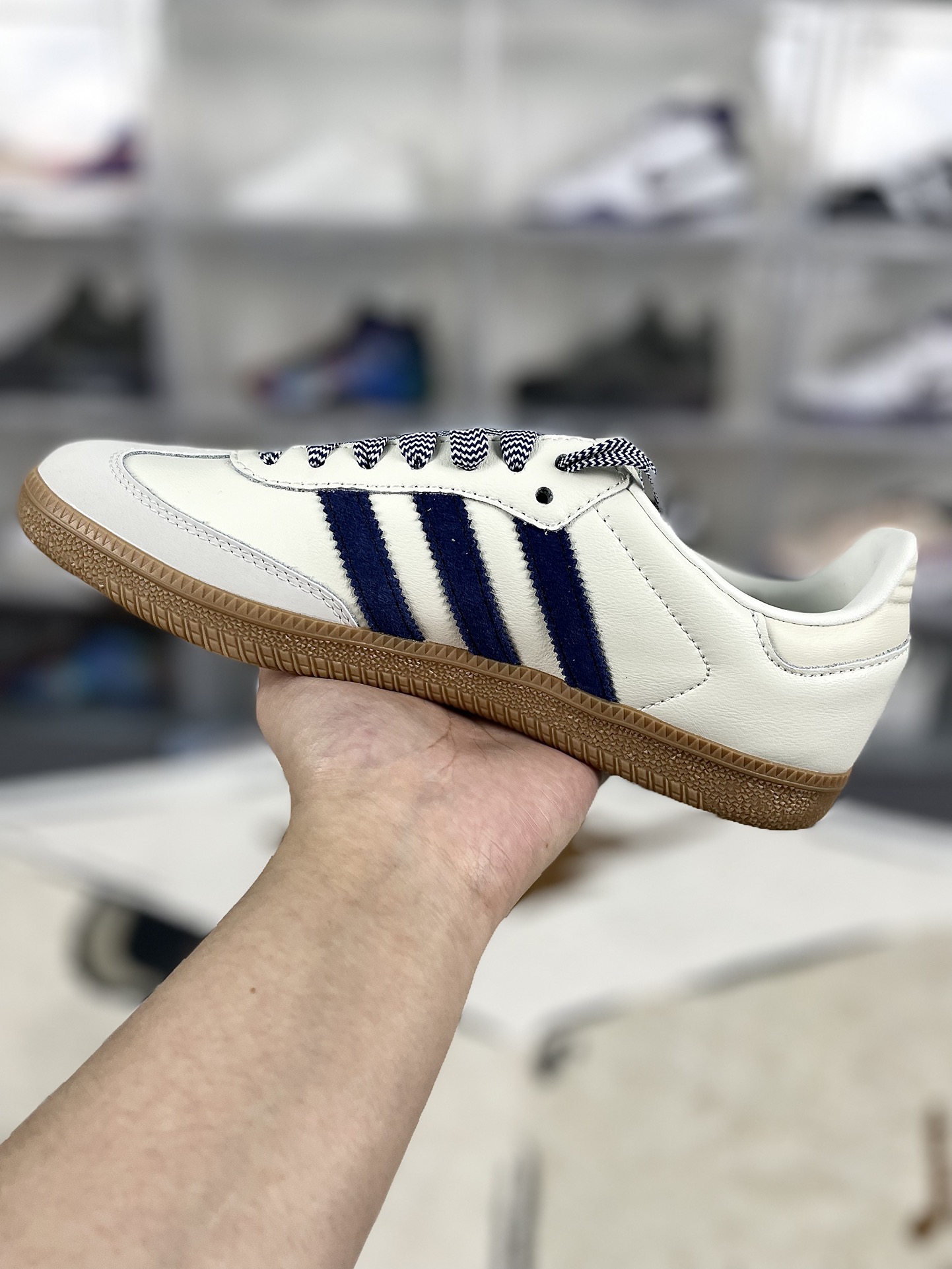 💰150
adidas originals SAMBA OG 舒适轻盈 防滑耐磨 低帮 板鞋 女款 米白蓝 德训鞋
▪️adidas Samba经典风尚历经几十载。源于室内运动场现已成为抢手的日常穿搭复古单品。这款配色从洛杉矶足球文化中汲取设计灵感，干净利落，又保持低调。优质绒面革鞋面和经典胶底是经典风格的标志，无论是修身长裤还是宽松牛仔裤，都能随意百搭，自信漫步。
▪️尺码：36-40（36 36⅔ 37⅓ 38 38⅔ 39⅓ 40）
▪️货号：JI3907