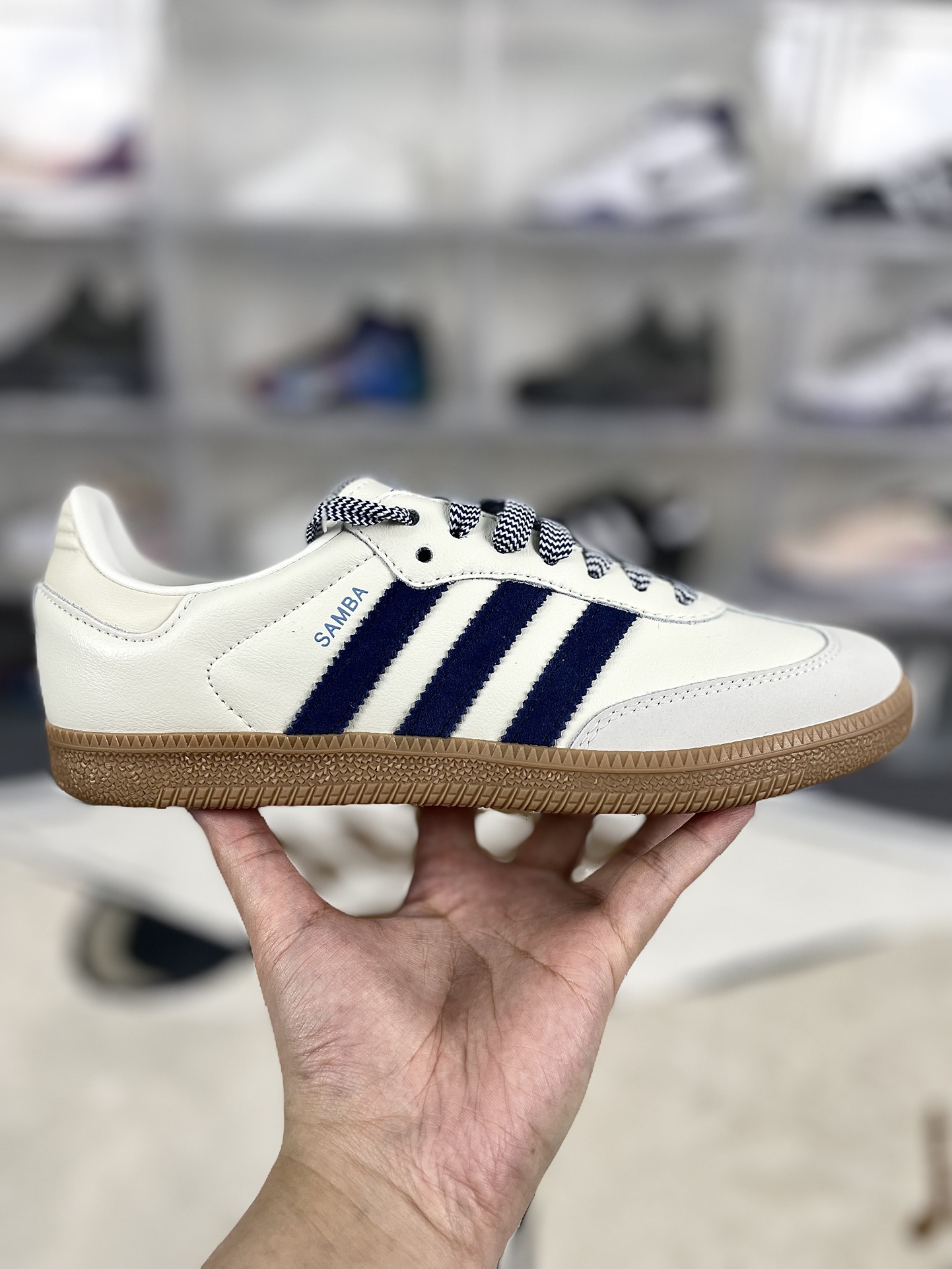 💰150
adidas originals SAMBA OG 舒适轻盈 防滑耐磨 低帮 板鞋 女款 米白蓝 德训鞋
▪️adidas Samba经典风尚历经几十载。源于室内运动场现已成为抢手的日常穿搭复古单品。这款配色从洛杉矶足球文化中汲取设计灵感，干净利落，又保持低调。优质绒面革鞋面和经典胶底是经典风格的标志，无论是修身长裤还是宽松牛仔裤，都能随意百搭，自信漫步。
▪️尺码：36-40（36 36⅔ 37⅓ 38 38⅔ 39⅓ 40）
▪️货号：JI3907