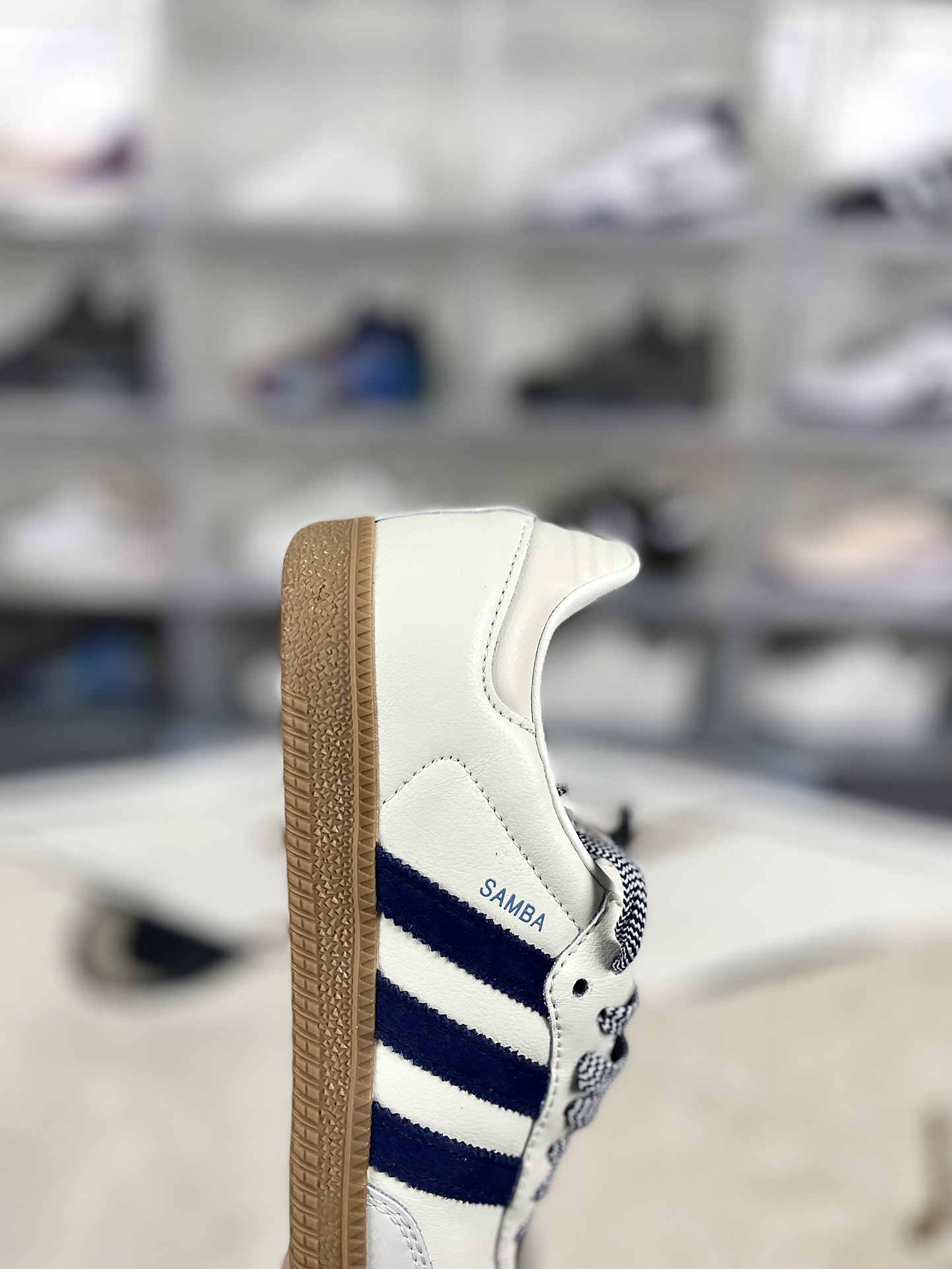 💰150
adidas originals SAMBA OG 舒适轻盈 防滑耐磨 低帮 板鞋 女款 米白蓝 德训鞋
▪️adidas Samba经典风尚历经几十载。源于室内运动场现已成为抢手的日常穿搭复古单品。这款配色从洛杉矶足球文化中汲取设计灵感，干净利落，又保持低调。优质绒面革鞋面和经典胶底是经典风格的标志，无论是修身长裤还是宽松牛仔裤，都能随意百搭，自信漫步。
▪️尺码：36-40（36 36⅔ 37⅓ 38 38⅔ 39⅓ 40）
▪️货号：JI3907