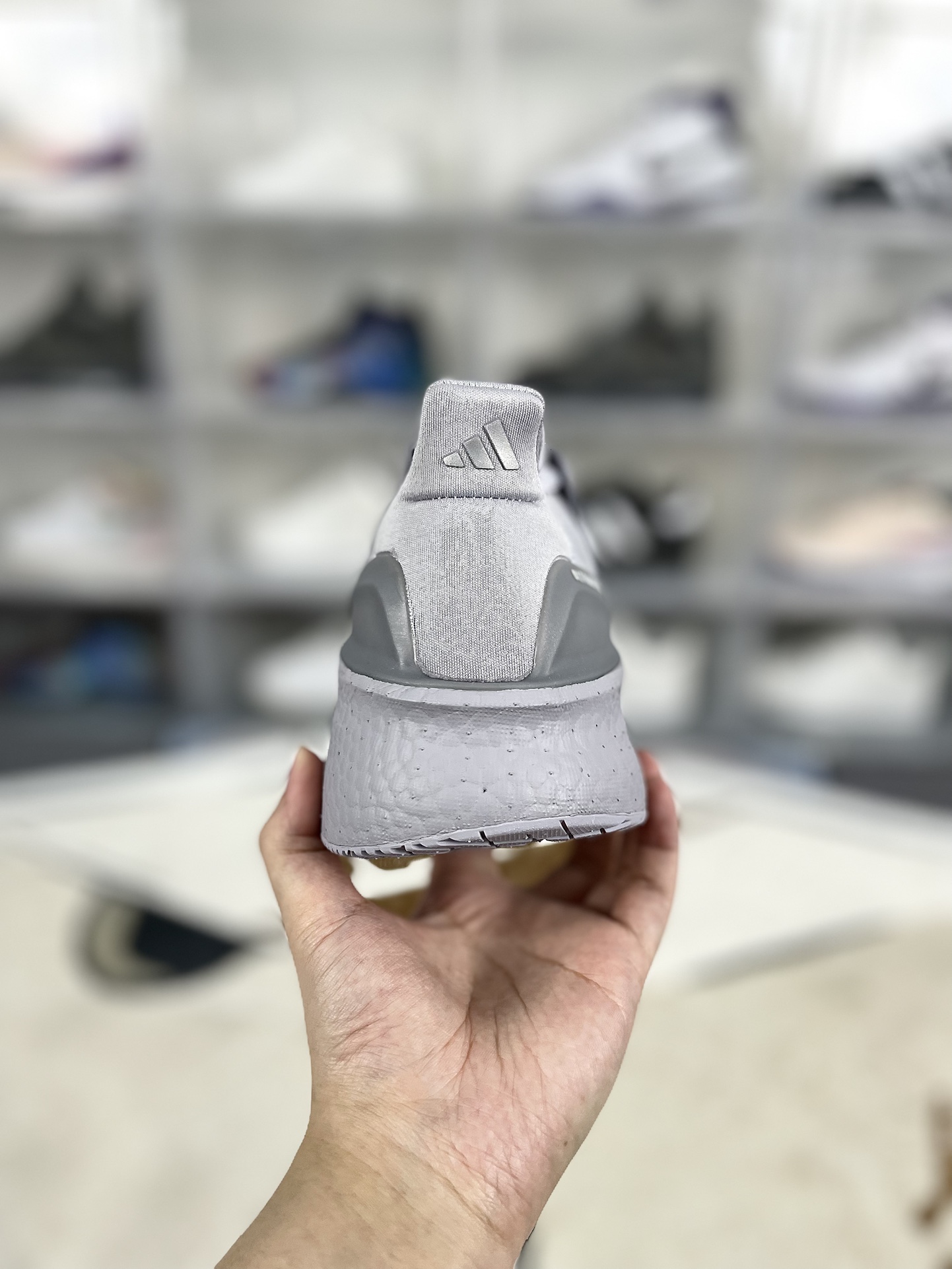 💰200
巴斯夫中底adidas Ultraboost 5.0 轻盈百搭防滑耐磨 低帮 休闲跑步鞋 男款 酷灰 UB10.0
▪️穿上这款adidas跑步运动鞋，自信冲击新的个人纪录。搭载新一代BOOST技术，力求为步伐注入源源活力。从开跑到终点，助你保持舒爽。后跟和前掌之间含Torsion System扭力条，更添实穿性。无论跑程长短、节奏快慢，皆能伴你从容迈步。采用Continental™马牌橡胶外底，路面干湿皆宜，助你扎实踩地、自信迈步。
▪️尺码：39-48（39⅓ 40 40⅔ 41⅓ 42 42⅔ 43⅓ 44 44⅔ 45⅓ 46 46⅔ 47⅓ 48）
▪️货号：IF1481