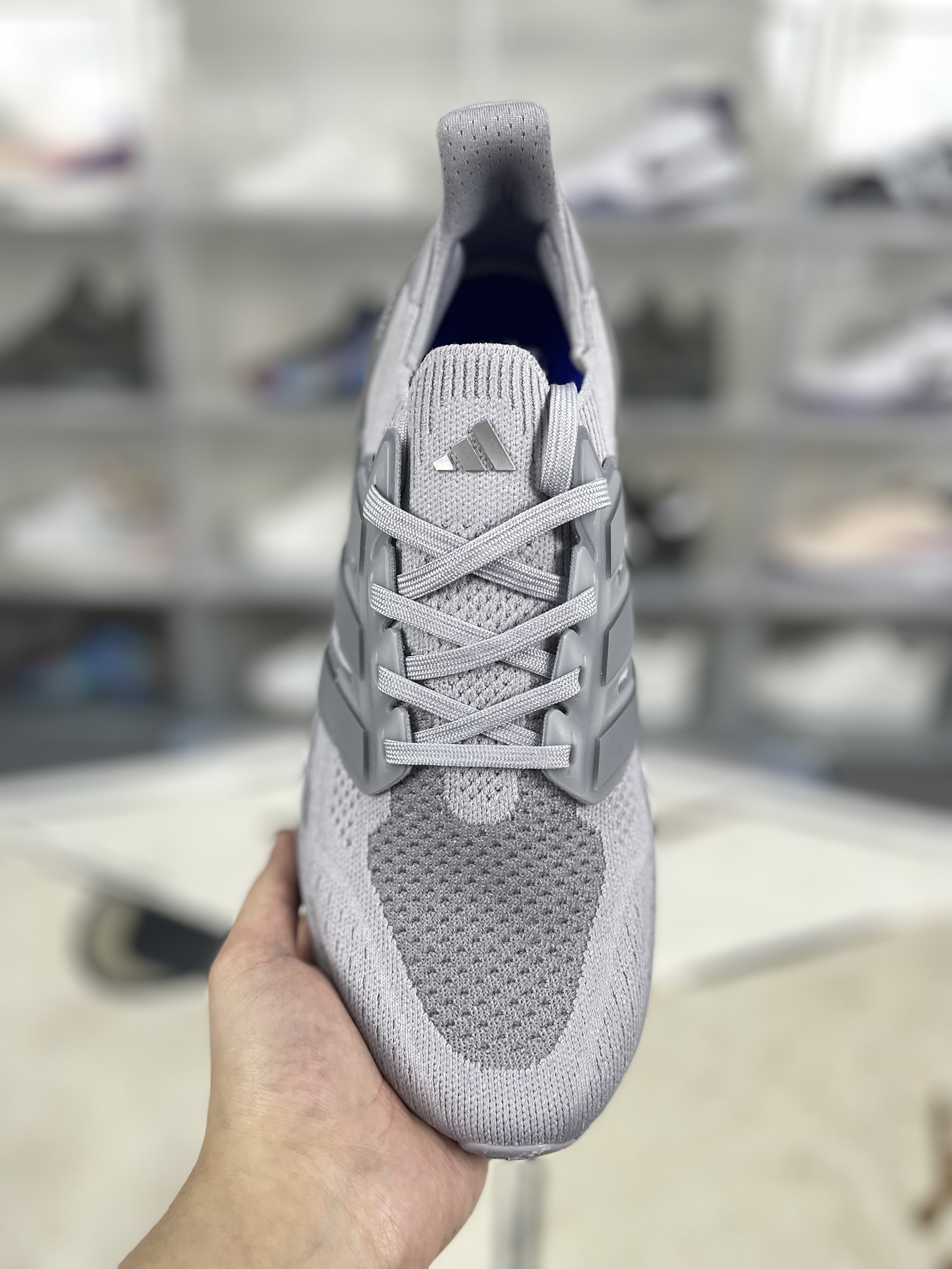 💰200
巴斯夫中底adidas Ultraboost 5.0 轻盈百搭防滑耐磨 低帮 休闲跑步鞋 男款 酷灰 UB10.0
▪️穿上这款adidas跑步运动鞋，自信冲击新的个人纪录。搭载新一代BOOST技术，力求为步伐注入源源活力。从开跑到终点，助你保持舒爽。后跟和前掌之间含Torsion System扭力条，更添实穿性。无论跑程长短、节奏快慢，皆能伴你从容迈步。采用Continental™马牌橡胶外底，路面干湿皆宜，助你扎实踩地、自信迈步。
▪️尺码：39-48（39⅓ 40 40⅔ 41⅓ 42 42⅔ 43⅓ 44 44⅔ 45⅓ 46 46⅔ 47⅓ 48）
▪️货号：IF1481