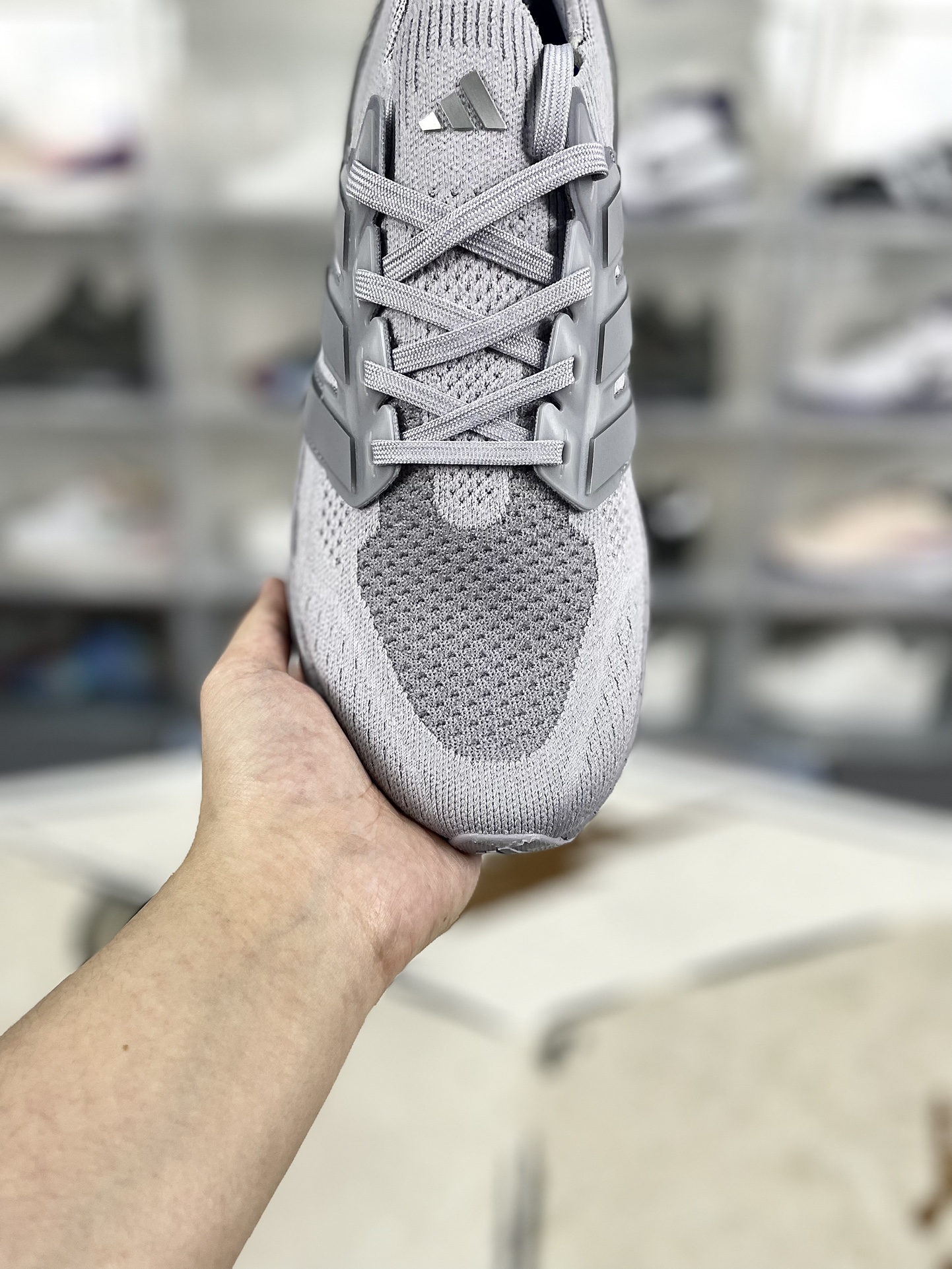 💰200
巴斯夫中底adidas Ultraboost 5.0 轻盈百搭防滑耐磨 低帮 休闲跑步鞋 男款 酷灰 UB10.0
▪️穿上这款adidas跑步运动鞋，自信冲击新的个人纪录。搭载新一代BOOST技术，力求为步伐注入源源活力。从开跑到终点，助你保持舒爽。后跟和前掌之间含Torsion System扭力条，更添实穿性。无论跑程长短、节奏快慢，皆能伴你从容迈步。采用Continental™马牌橡胶外底，路面干湿皆宜，助你扎实踩地、自信迈步。
▪️尺码：39-48（39⅓ 40 40⅔ 41⅓ 42 42⅔ 43⅓ 44 44⅔ 45⅓ 46 46⅔ 47⅓ 48）
▪️货号：IF1481