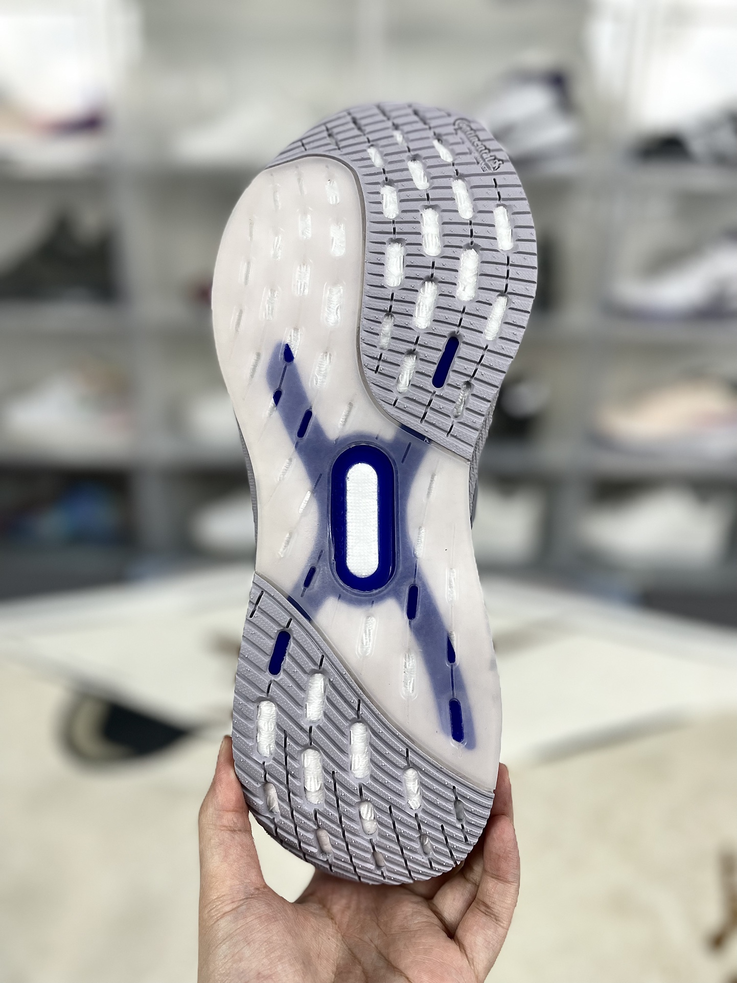 💰200
巴斯夫中底adidas Ultraboost 5.0 轻盈百搭防滑耐磨 低帮 休闲跑步鞋 男款 酷灰 UB10.0
▪️穿上这款adidas跑步运动鞋，自信冲击新的个人纪录。搭载新一代BOOST技术，力求为步伐注入源源活力。从开跑到终点，助你保持舒爽。后跟和前掌之间含Torsion System扭力条，更添实穿性。无论跑程长短、节奏快慢，皆能伴你从容迈步。采用Continental™马牌橡胶外底，路面干湿皆宜，助你扎实踩地、自信迈步。
▪️尺码：39-48（39⅓ 40 40⅔ 41⅓ 42 42⅔ 43⅓ 44 44⅔ 45⅓ 46 46⅔ 47⅓ 48）
▪️货号：IF1481