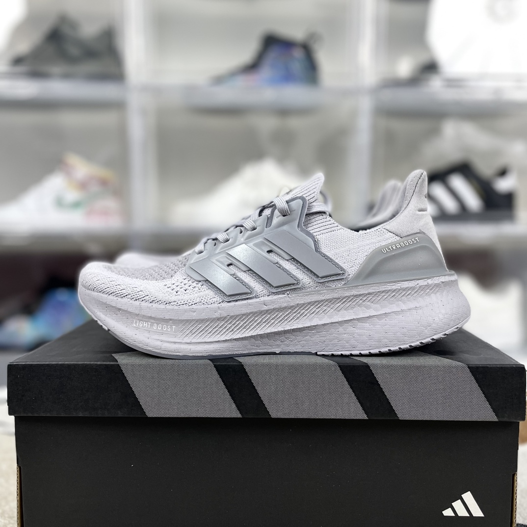 💰200
巴斯夫中底adidas Ultraboost 5.0 轻盈百搭防滑耐磨 低帮 休闲跑步鞋 男款 酷灰 UB10.0
▪️穿上这款adidas跑步运动鞋，自信冲击新的个人纪录。搭载新一代BOOST技术，力求为步伐注入源源活力。从开跑到终点，助你保持舒爽。后跟和前掌之间含Torsion System扭力条，更添实穿性。无论跑程长短、节奏快慢，皆能伴你从容迈步。采用Continental™马牌橡胶外底，路面干湿皆宜，助你扎实踩地、自信迈步。
▪️尺码：39-48（39⅓ 40 40⅔ 41⅓ 42 42⅔ 43⅓ 44 44⅔ 45⅓ 46 46⅔ 47⅓ 48）
▪️货号：IF1481