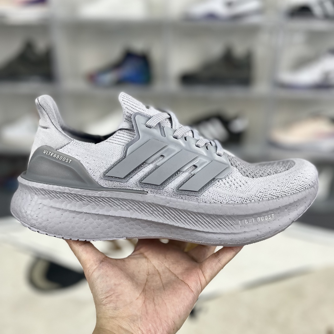 💰200
巴斯夫中底adidas Ultraboost 5.0 轻盈百搭防滑耐磨 低帮 休闲跑步鞋 男款 酷灰 UB10.0
▪️穿上这款adidas跑步运动鞋，自信冲击新的个人纪录。搭载新一代BOOST技术，力求为步伐注入源源活力。从开跑到终点，助你保持舒爽。后跟和前掌之间含Torsion System扭力条，更添实穿性。无论跑程长短、节奏快慢，皆能伴你从容迈步。采用Continental™马牌橡胶外底，路面干湿皆宜，助你扎实踩地、自信迈步。
▪️尺码：39-48（39⅓ 40 40⅔ 41⅓ 42 42⅔ 43⅓ 44 44⅔ 45⅓ 46 46⅔ 47⅓ 48）
▪️货号：IF1481