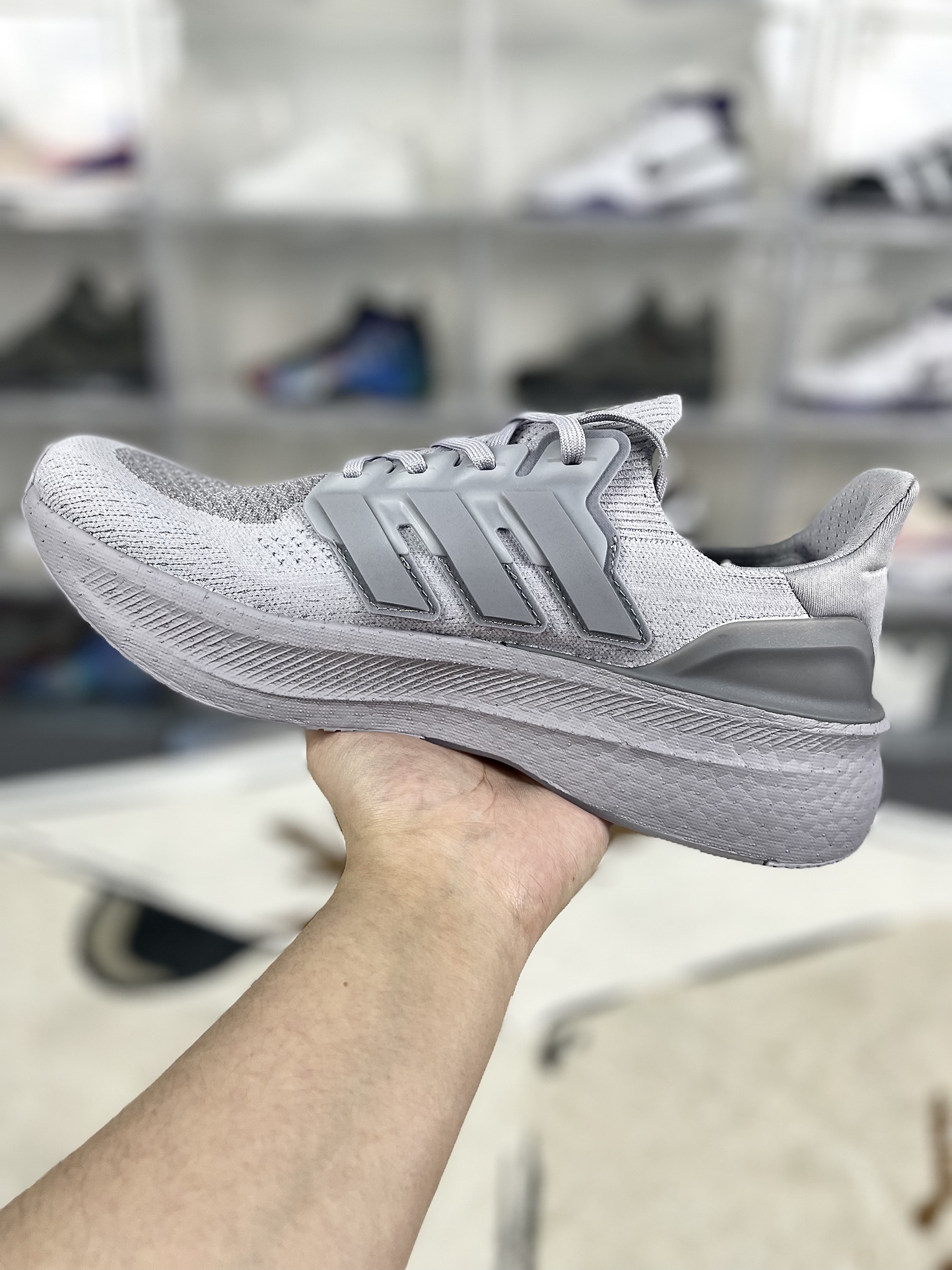 💰200
巴斯夫中底adidas Ultraboost 5.0 轻盈百搭防滑耐磨 低帮 休闲跑步鞋 男款 酷灰 UB10.0
▪️穿上这款adidas跑步运动鞋，自信冲击新的个人纪录。搭载新一代BOOST技术，力求为步伐注入源源活力。从开跑到终点，助你保持舒爽。后跟和前掌之间含Torsion System扭力条，更添实穿性。无论跑程长短、节奏快慢，皆能伴你从容迈步。采用Continental™马牌橡胶外底，路面干湿皆宜，助你扎实踩地、自信迈步。
▪️尺码：39-48（39⅓ 40 40⅔ 41⅓ 42 42⅔ 43⅓ 44 44⅔ 45⅓ 46 46⅔ 47⅓ 48）
▪️货号：IF1481