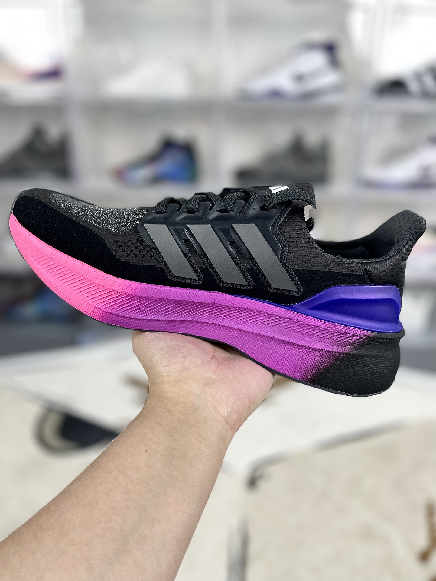 💰200
巴斯夫adidas Ultraboost 5.0 轻盈百搭防滑耐磨 低帮 休闲跑步鞋 男款 黑灰粉 UB10.0
▪️穿上这款adidas跑步运动鞋，自信冲击新的个人纪录。搭载新一代BOOST技术，力求为步伐注入源源活力。从开跑到终点，助你保持舒爽。后跟和前掌之间含Torsion System扭力条，更添实穿性。无论跑程长短、节奏快慢，皆能伴你从容迈步。采用Continental™马牌橡胶外底，路面干湿皆宜，助你扎实踩地、自信迈步。
▪️尺码：39-48（39⅓ 40 40⅔ 41⅓ 42 42⅔ 43⅓ 44 44⅔ 45⅓ 46 46⅔ 47⅓ 48）
▪️货号：IH7709