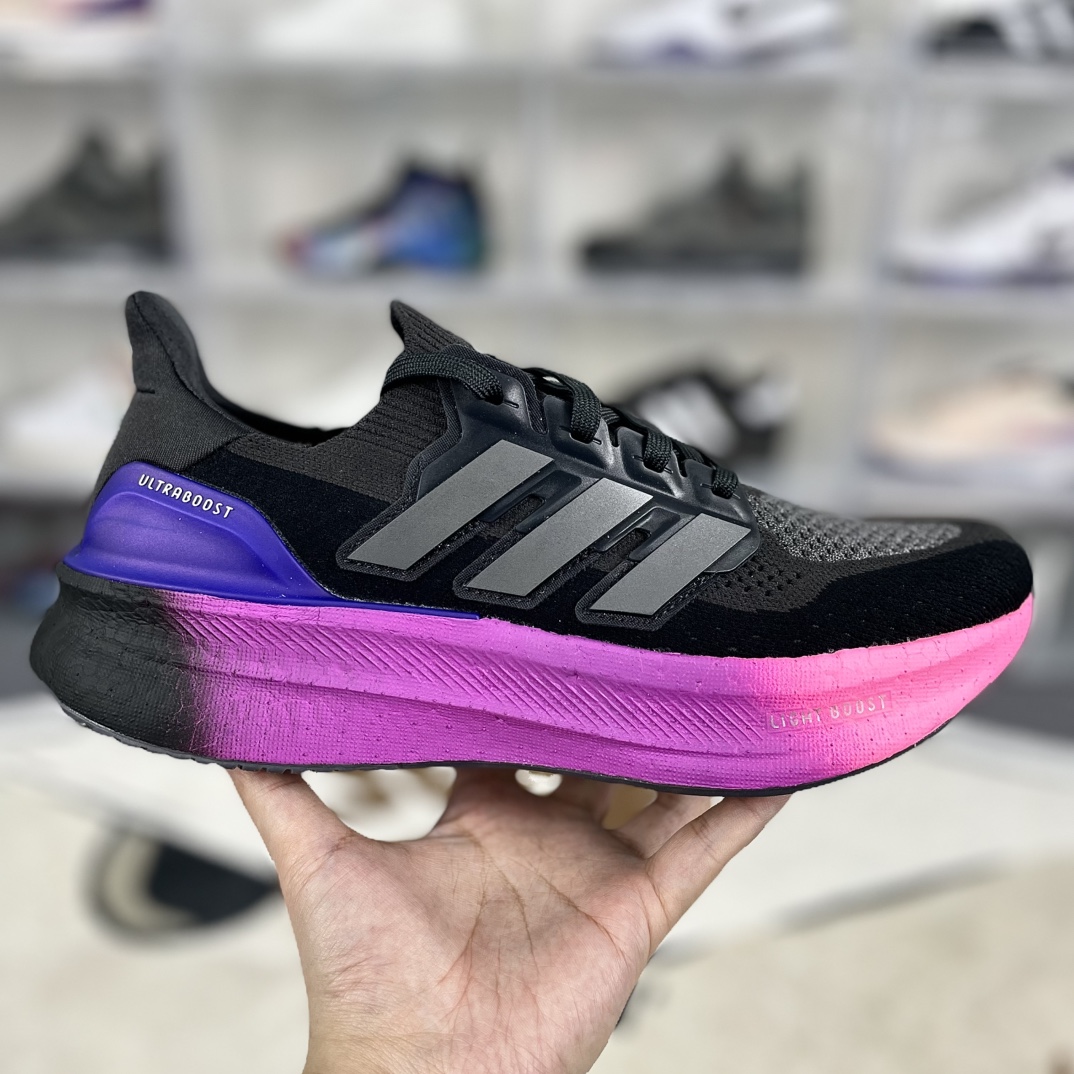 💰200
巴斯夫adidas Ultraboost 5.0 轻盈百搭防滑耐磨 低帮 休闲跑步鞋 男款 黑灰粉 UB10.0
▪️穿上这款adidas跑步运动鞋，自信冲击新的个人纪录。搭载新一代BOOST技术，力求为步伐注入源源活力。从开跑到终点，助你保持舒爽。后跟和前掌之间含Torsion System扭力条，更添实穿性。无论跑程长短、节奏快慢，皆能伴你从容迈步。采用Continental™马牌橡胶外底，路面干湿皆宜，助你扎实踩地、自信迈步。
▪️尺码：39-48（39⅓ 40 40⅔ 41⅓ 42 42⅔ 43⅓ 44 44⅔ 45⅓ 46 46⅔ 47⅓ 48）
▪️货号：IH7709