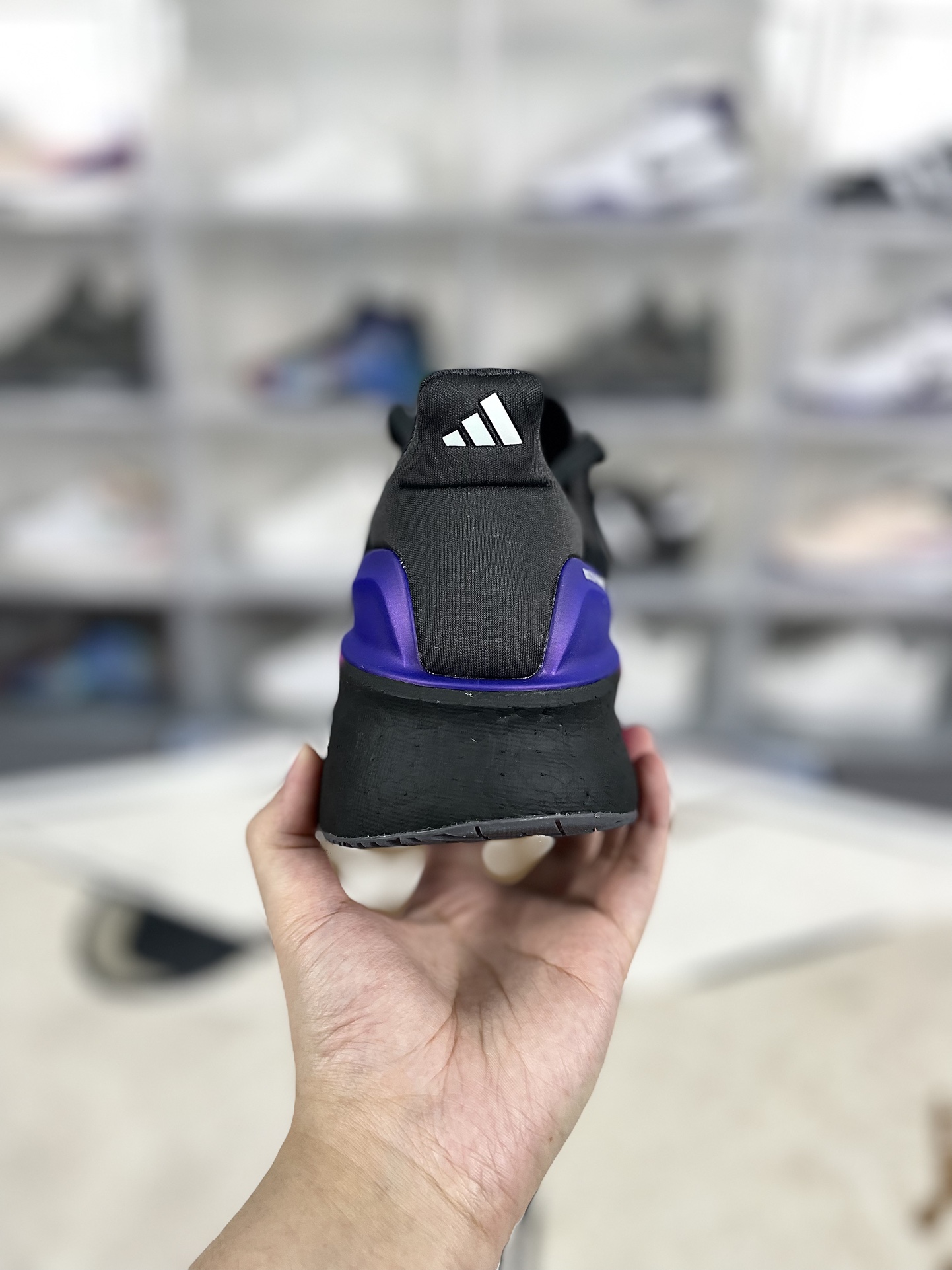 💰200
巴斯夫adidas Ultraboost 5.0 轻盈百搭防滑耐磨 低帮 休闲跑步鞋 男款 黑灰粉 UB10.0
▪️穿上这款adidas跑步运动鞋，自信冲击新的个人纪录。搭载新一代BOOST技术，力求为步伐注入源源活力。从开跑到终点，助你保持舒爽。后跟和前掌之间含Torsion System扭力条，更添实穿性。无论跑程长短、节奏快慢，皆能伴你从容迈步。采用Continental™马牌橡胶外底，路面干湿皆宜，助你扎实踩地、自信迈步。
▪️尺码：39-48（39⅓ 40 40⅔ 41⅓ 42 42⅔ 43⅓ 44 44⅔ 45⅓ 46 46⅔ 47⅓ 48）
▪️货号：IH7709