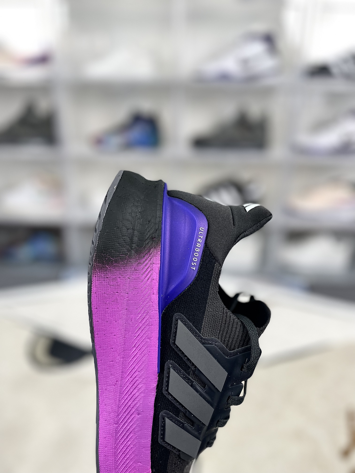 💰200
巴斯夫adidas Ultraboost 5.0 轻盈百搭防滑耐磨 低帮 休闲跑步鞋 男款 黑灰粉 UB10.0
▪️穿上这款adidas跑步运动鞋，自信冲击新的个人纪录。搭载新一代BOOST技术，力求为步伐注入源源活力。从开跑到终点，助你保持舒爽。后跟和前掌之间含Torsion System扭力条，更添实穿性。无论跑程长短、节奏快慢，皆能伴你从容迈步。采用Continental™马牌橡胶外底，路面干湿皆宜，助你扎实踩地、自信迈步。
▪️尺码：39-48（39⅓ 40 40⅔ 41⅓ 42 42⅔ 43⅓ 44 44⅔ 45⅓ 46 46⅔ 47⅓ 48）
▪️货号：IH7709