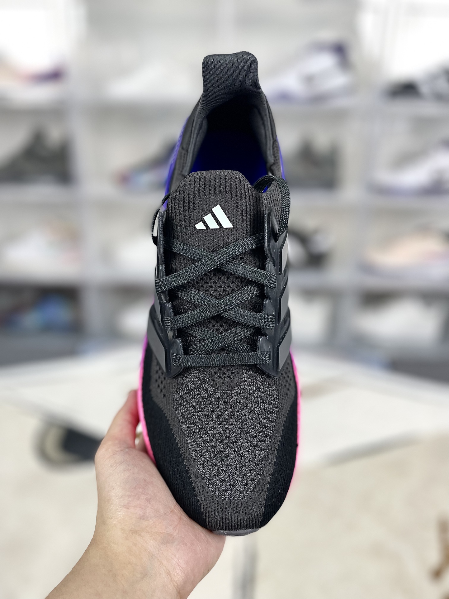 💰200
巴斯夫adidas Ultraboost 5.0 轻盈百搭防滑耐磨 低帮 休闲跑步鞋 男款 黑灰粉 UB10.0
▪️穿上这款adidas跑步运动鞋，自信冲击新的个人纪录。搭载新一代BOOST技术，力求为步伐注入源源活力。从开跑到终点，助你保持舒爽。后跟和前掌之间含Torsion System扭力条，更添实穿性。无论跑程长短、节奏快慢，皆能伴你从容迈步。采用Continental™马牌橡胶外底，路面干湿皆宜，助你扎实踩地、自信迈步。
▪️尺码：39-48（39⅓ 40 40⅔ 41⅓ 42 42⅔ 43⅓ 44 44⅔ 45⅓ 46 46⅔ 47⅓ 48）
▪️货号：IH7709