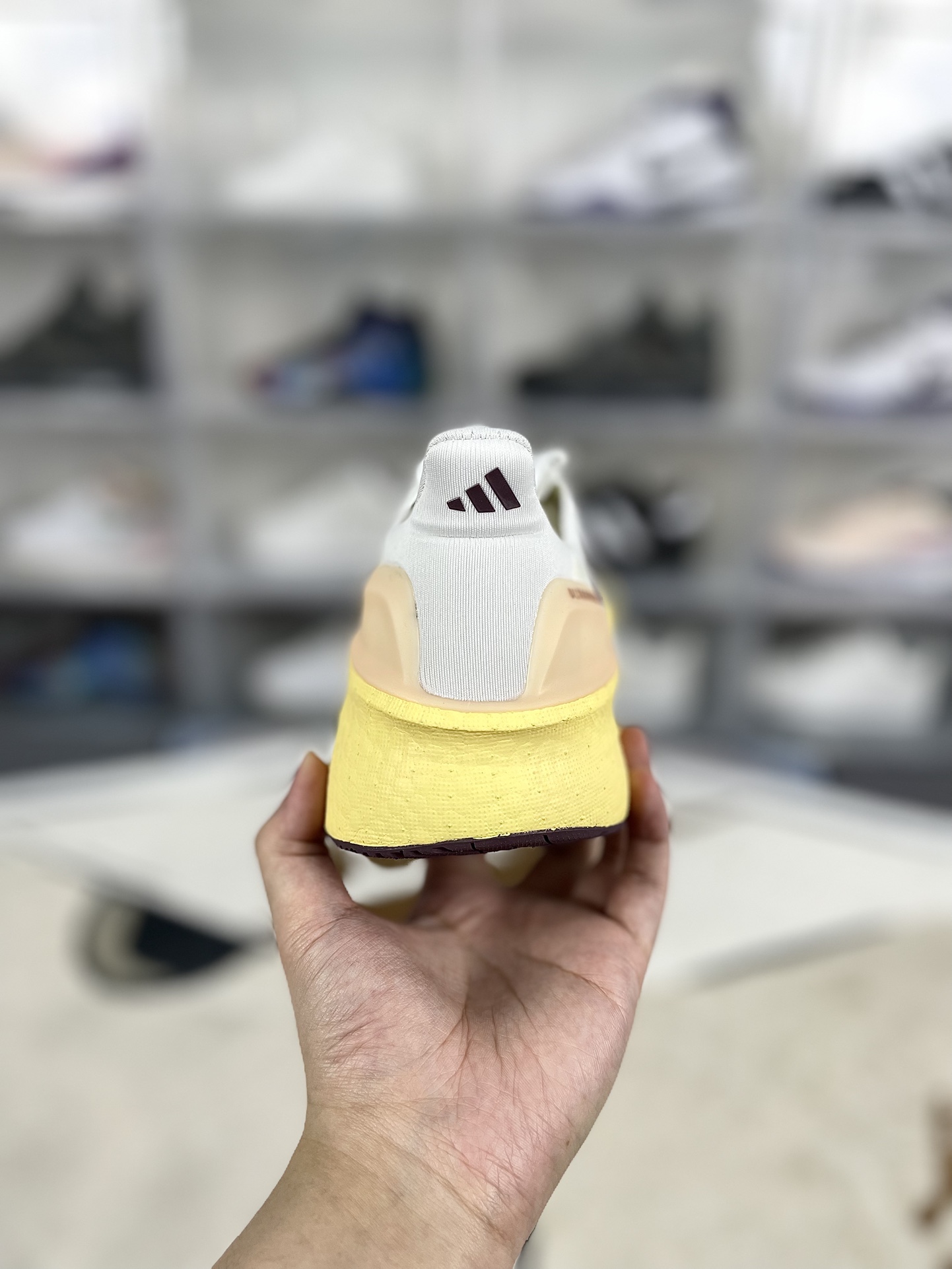 💰200
巴斯夫中底adidas Ultraboost 5X 柔软舒适防滑耐磨 低帮跑步鞋 女款 白黄 UB10.0
▪️穿上这款adidas跑步运动鞋，自信冲击新的个人纪录。搭载新一代BOOST技术，力求为步伐注入源源活力。从开跑到终点，助你保持舒爽。后跟和前掌之间含Torsion System扭力条，更添实穿性。无论跑程长短、节奏快慢，皆能伴你从容迈步。采用Continental™马牌橡胶外底，路面干湿皆宜，助你扎实踩地、自信迈步。
▪️尺码：36-40（36 36⅔ 37⅓ 38 38⅔ 39⅓ 40）
▪️货号：IH0685