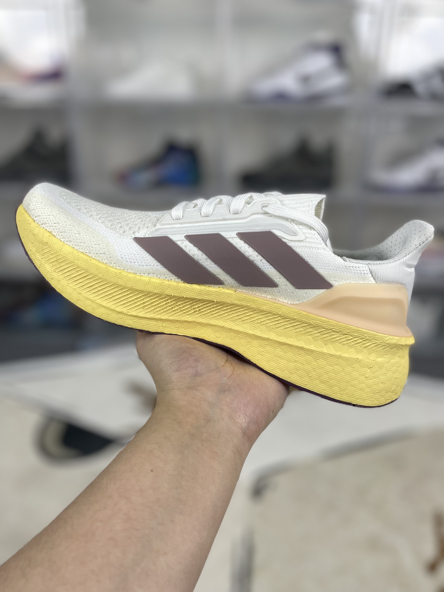 💰200
巴斯夫中底adidas Ultraboost 5X 柔软舒适防滑耐磨 低帮跑步鞋 女款 白黄 UB10.0
▪️穿上这款adidas跑步运动鞋，自信冲击新的个人纪录。搭载新一代BOOST技术，力求为步伐注入源源活力。从开跑到终点，助你保持舒爽。后跟和前掌之间含Torsion System扭力条，更添实穿性。无论跑程长短、节奏快慢，皆能伴你从容迈步。采用Continental™马牌橡胶外底，路面干湿皆宜，助你扎实踩地、自信迈步。
▪️尺码：36-40（36 36⅔ 37⅓ 38 38⅔ 39⅓ 40）
▪️货号：IH0685