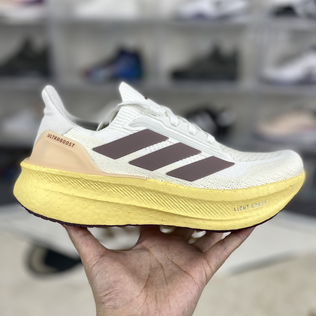 💰200
巴斯夫中底adidas Ultraboost 5X 柔软舒适防滑耐磨 低帮跑步鞋 女款 白黄 UB10.0
▪️穿上这款adidas跑步运动鞋，自信冲击新的个人纪录。搭载新一代BOOST技术，力求为步伐注入源源活力。从开跑到终点，助你保持舒爽。后跟和前掌之间含Torsion System扭力条，更添实穿性。无论跑程长短、节奏快慢，皆能伴你从容迈步。采用Continental™马牌橡胶外底，路面干湿皆宜，助你扎实踩地、自信迈步。
▪️尺码：36-40（36 36⅔ 37⅓ 38 38⅔ 39⅓ 40）
▪️货号：IH0685