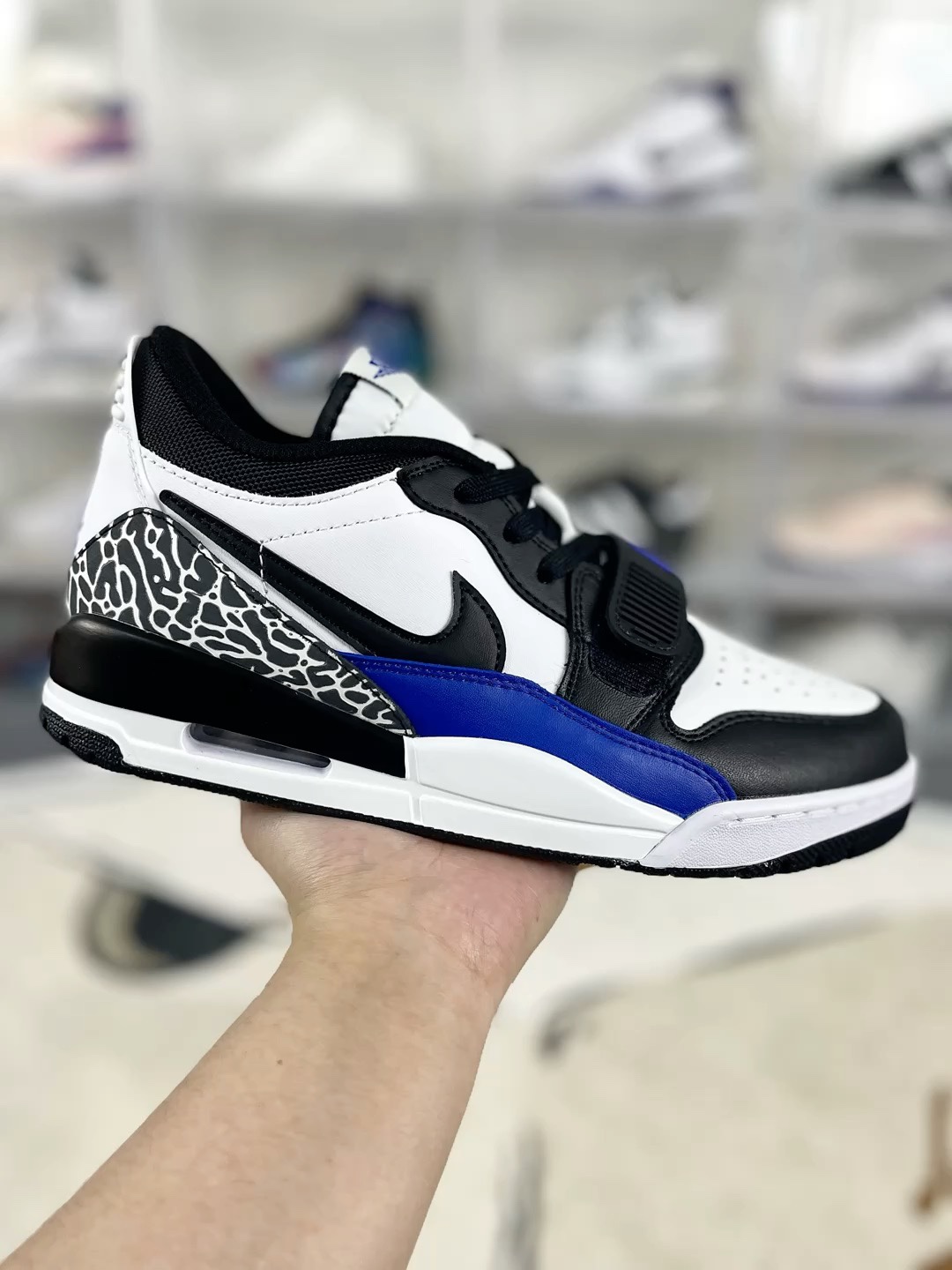 ▪️N版纯原Jordan Legacy 312 Low 柔软舒适 防滑耐磨 低帮 复古篮球鞋 男女同款 黑蓝小闪电▪️2018年，Air Jordan Legacy 312第一次出现，就拥有了1