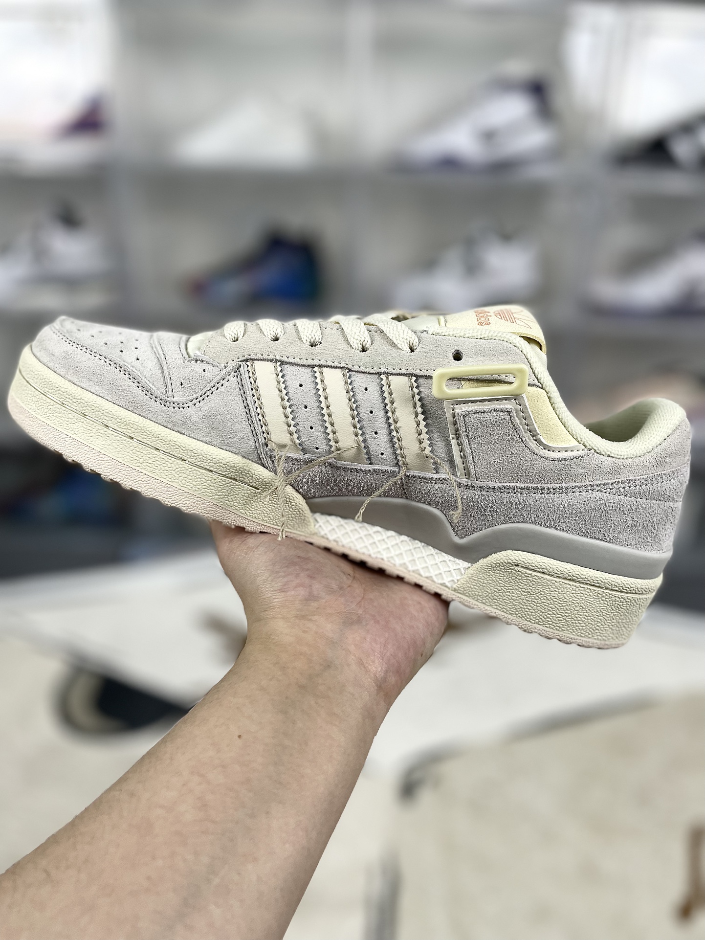 Adidas Originals Forum 84 Low: Retro Style, Modern Comfort - Available Now! 3 i1733604827 1598 0