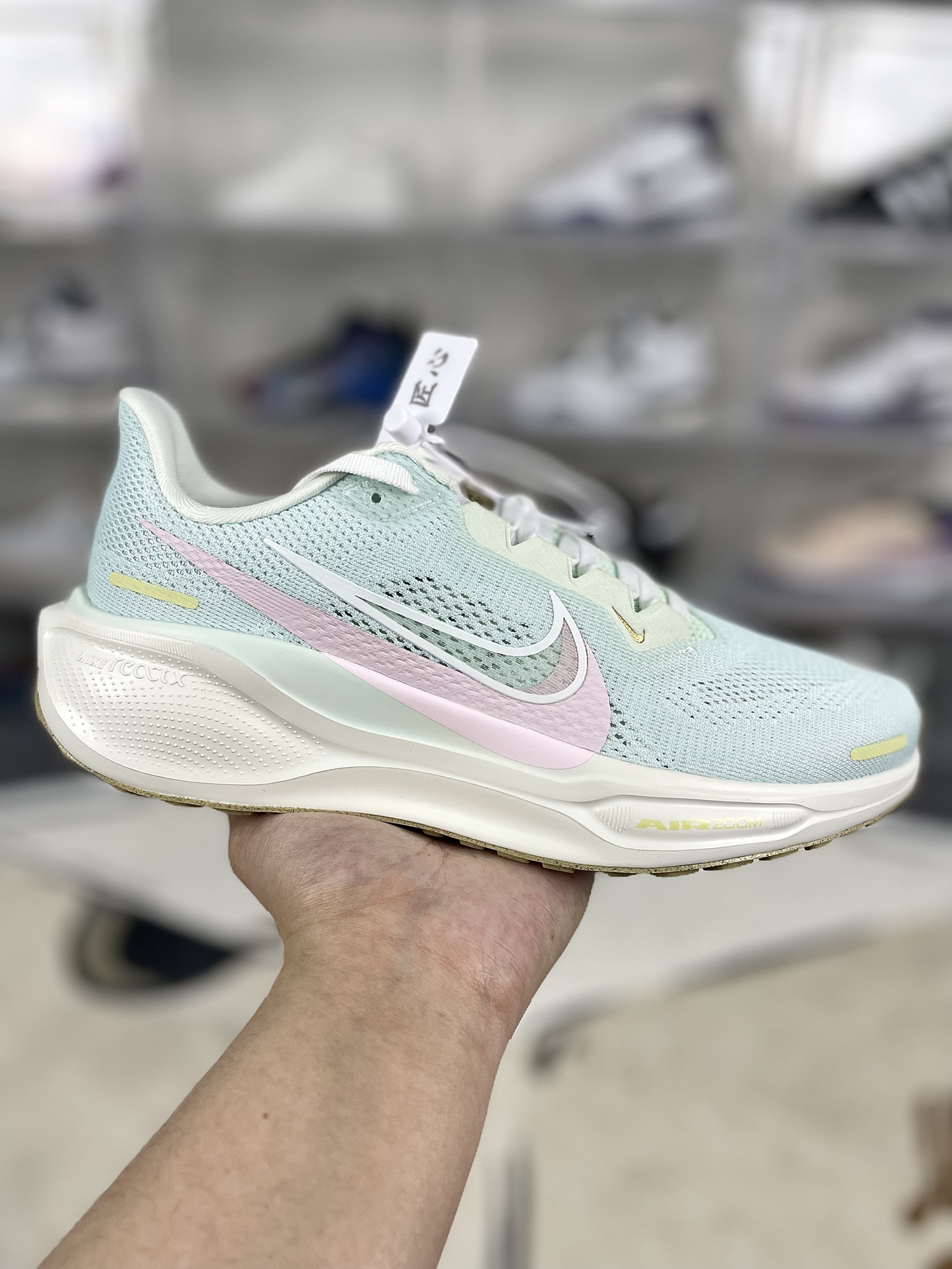 本地💰190   
▪️匠心纯原 平台渠道订单
Nike Air Zoom Pegasus 41 舒适百搭耐磨透气 低帮 马拉松跑步鞋 粉绿鸳鸯 马卡龙 飞马41代
▪️Nike Pegasus 41 搭载了新升级的 ReactX 泡绵，比起 React 提升了13%的能量回馈，此外还加装了Air Zoom 缓震气垫，每一步都来劲儿！跑者们喜欢的细节，我们都一一保留。鞋面新增工程网眼设计，减轻重量同时升级透气性，长跑也不易闷脚。搭载两个 Air Zoom 缓震配置和全新 ReactX泡绵中底，强强组合，回弹更来劲。
▪️尺码：36-40（36 36.5 37.5 38 38.5 39 40）
▪️货号：HM3732-361