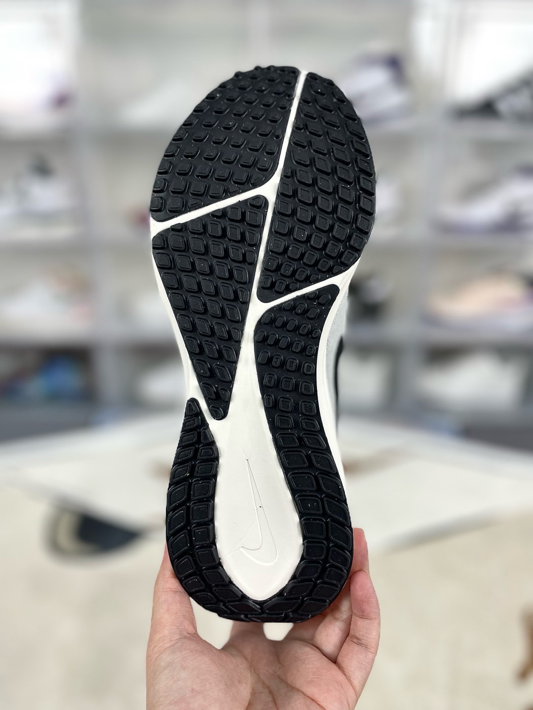 Nike Air Zoom Vomero 17: Cushioned, Breathable Running Shoes for Men & Women 7 i1734987230753 2957 0 5