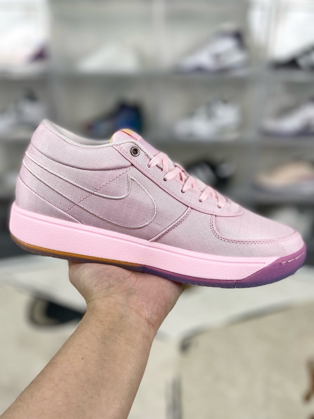 ▪️H版纯原 Nike Book 1 EP “Sunrise” 时尚百搭 减震耐磨 低帮 篮球鞋 男款 粉色日出 布克一代 ▪️Nike 在 Book 1 的外观设计上,参考了许多经典鞋型上的元素,包括 Blazer、Air Force 1、Air Jordan 1 以及 Dunk,这些也是德文·布克场下穿着频率最高的鞋款.用料方面也涵盖了皮革、织物以及麂皮等材质,这一点在曝光之后还是让人感到有些意外.毕竟如今传统皮质球鞋越来越少,这么 “古典” 的设计,反而让人眼前一亮,即熟悉又稀罕. ▪️ (39 40 40.5 41 42 42.5 43 44 44.5 45 46) ▪️货号:HJ5355-600/HJ5351-600