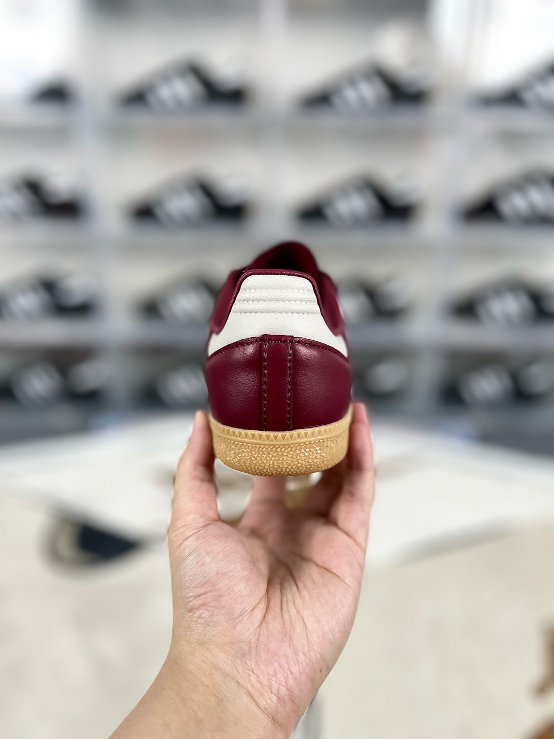 💰150
adidas originals SAMBA OG 舒适简约 防滑耐磨 低帮 板鞋 女款 红色 德训鞋
▪️adidas Samba经典风尚历经几十载。源于室内运动场现已成为抢手的日常穿搭复古单品。这款配色从洛杉矶足球文化中汲取设计灵感，干净利落，又保持低调。优质绒面革鞋面和经典胶底是经典风格的标志，无论是修身长裤还是宽松牛仔裤，都能随意百搭，自信漫步。
▪️尺码：36-40（36 36⅔ 37⅓ 38 38⅔ 39⅓ 40）
▪️货号：JH8700
