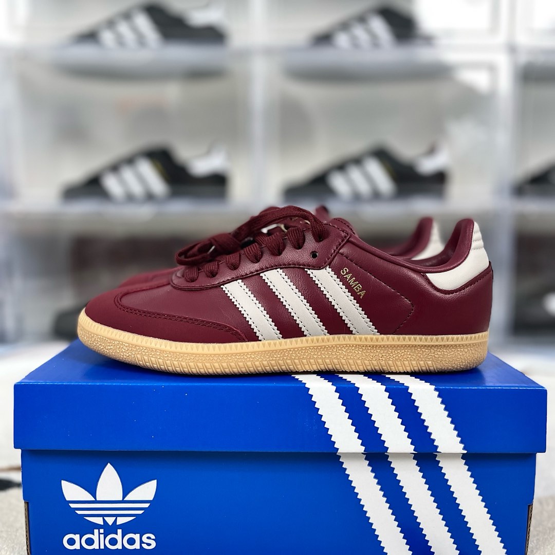 💰150
adidas originals SAMBA OG 舒适简约 防滑耐磨 低帮 板鞋 女款 红色 德训鞋
▪️adidas Samba经典风尚历经几十载。源于室内运动场现已成为抢手的日常穿搭复古单品。这款配色从洛杉矶足球文化中汲取设计灵感，干净利落，又保持低调。优质绒面革鞋面和经典胶底是经典风格的标志，无论是修身长裤还是宽松牛仔裤，都能随意百搭，自信漫步。
▪️尺码：36-40（36 36⅔ 37⅓ 38 38⅔ 39⅓ 40）
▪️货号：JH8700