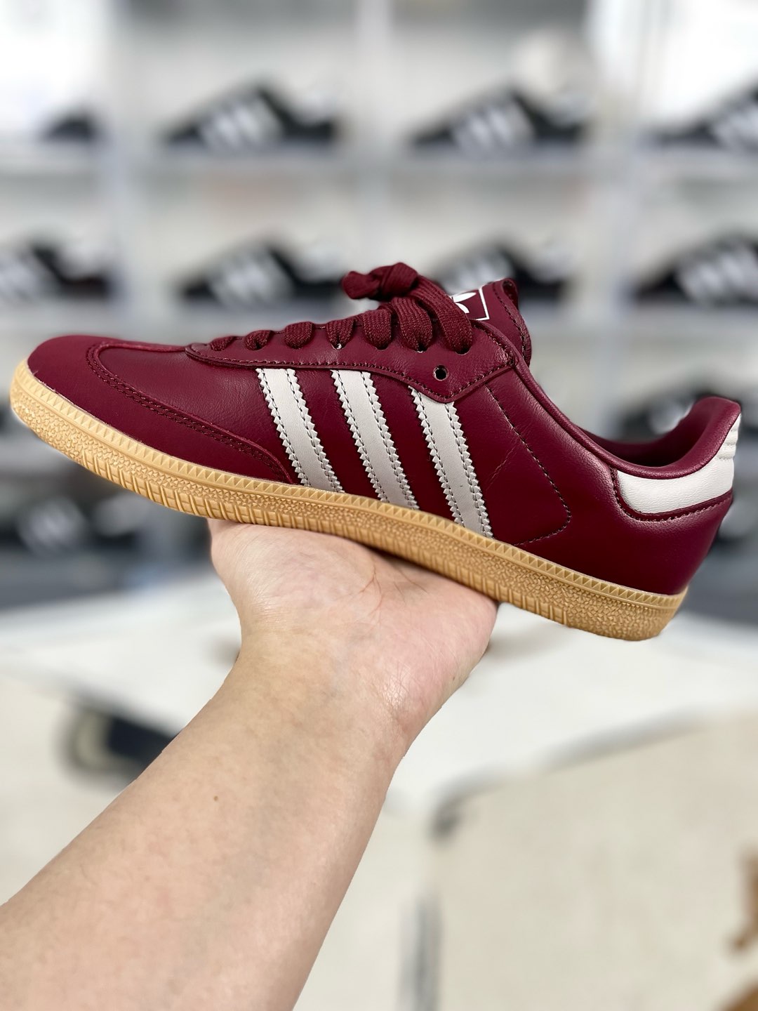 💰150
adidas originals SAMBA OG 舒适简约 防滑耐磨 低帮 板鞋 女款 红色 德训鞋
▪️adidas Samba经典风尚历经几十载。源于室内运动场现已成为抢手的日常穿搭复古单品。这款配色从洛杉矶足球文化中汲取设计灵感，干净利落，又保持低调。优质绒面革鞋面和经典胶底是经典风格的标志，无论是修身长裤还是宽松牛仔裤，都能随意百搭，自信漫步。
▪️尺码：36-40（36 36⅔ 37⅓ 38 38⅔ 39⅓ 40）
▪️货号：JH8700