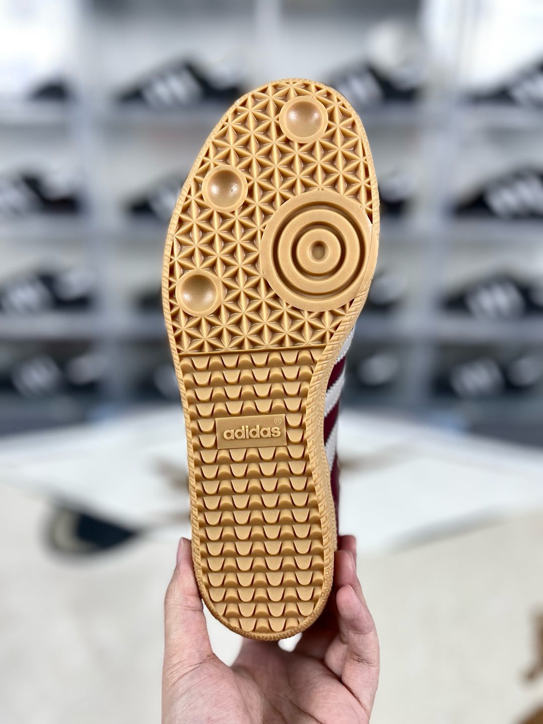 💰150
adidas originals SAMBA OG 舒适简约 防滑耐磨 低帮 板鞋 女款 红色 德训鞋
▪️adidas Samba经典风尚历经几十载。源于室内运动场现已成为抢手的日常穿搭复古单品。这款配色从洛杉矶足球文化中汲取设计灵感，干净利落，又保持低调。优质绒面革鞋面和经典胶底是经典风格的标志，无论是修身长裤还是宽松牛仔裤，都能随意百搭，自信漫步。
▪️尺码：36-40（36 36⅔ 37⅓ 38 38⅔ 39⅓ 40）
▪️货号：JH8700