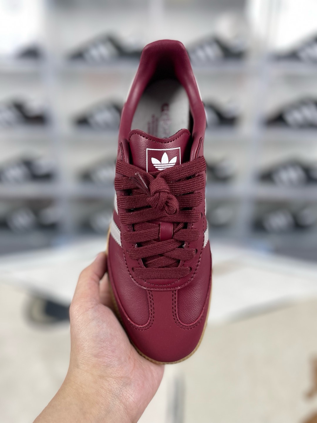 💰150
adidas originals SAMBA OG 舒适简约 防滑耐磨 低帮 板鞋 女款 红色 德训鞋
▪️adidas Samba经典风尚历经几十载。源于室内运动场现已成为抢手的日常穿搭复古单品。这款配色从洛杉矶足球文化中汲取设计灵感，干净利落，又保持低调。优质绒面革鞋面和经典胶底是经典风格的标志，无论是修身长裤还是宽松牛仔裤，都能随意百搭，自信漫步。
▪️尺码：36-40（36 36⅔ 37⅓ 38 38⅔ 39⅓ 40）
▪️货号：JH8700