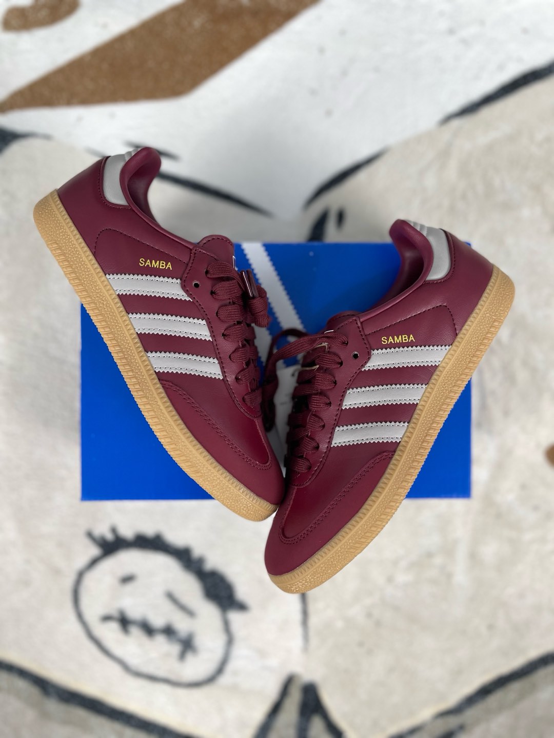 💰150
adidas originals SAMBA OG 舒适简约 防滑耐磨 低帮 板鞋 女款 红色 德训鞋
▪️adidas Samba经典风尚历经几十载。源于室内运动场现已成为抢手的日常穿搭复古单品。这款配色从洛杉矶足球文化中汲取设计灵感，干净利落，又保持低调。优质绒面革鞋面和经典胶底是经典风格的标志，无论是修身长裤还是宽松牛仔裤，都能随意百搭，自信漫步。
▪️尺码：36-40（36 36⅔ 37⅓ 38 38⅔ 39⅓ 40）
▪️货号：JH8700