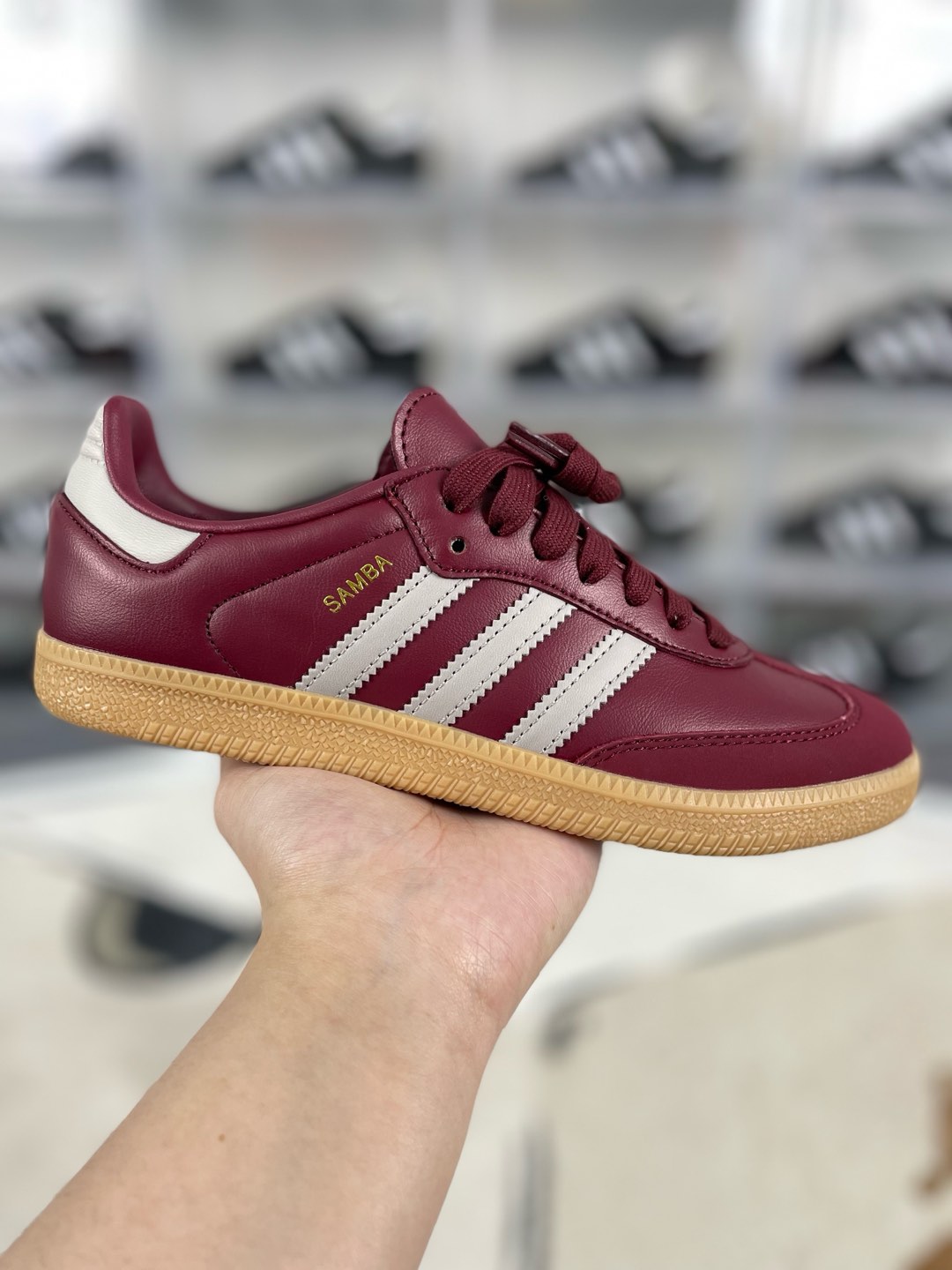💰150
adidas originals SAMBA OG 舒适简约 防滑耐磨 低帮 板鞋 女款 红色 德训鞋
▪️adidas Samba经典风尚历经几十载。源于室内运动场现已成为抢手的日常穿搭复古单品。这款配色从洛杉矶足球文化中汲取设计灵感，干净利落，又保持低调。优质绒面革鞋面和经典胶底是经典风格的标志，无论是修身长裤还是宽松牛仔裤，都能随意百搭，自信漫步。
▪️尺码：36-40（36 36⅔ 37⅓ 38 38⅔ 39⅓ 40）
▪️货号：JH8700
