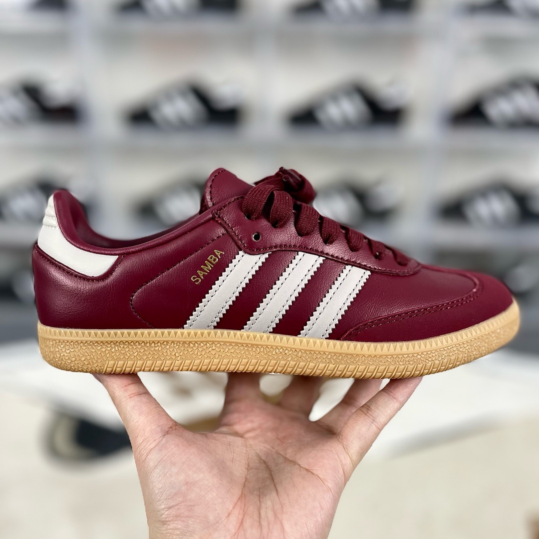 💰150
adidas originals SAMBA OG 舒适简约 防滑耐磨 低帮 板鞋 女款 红色 德训鞋
▪️adidas Samba经典风尚历经几十载。源于室内运动场现已成为抢手的日常穿搭复古单品。这款配色从洛杉矶足球文化中汲取设计灵感，干净利落，又保持低调。优质绒面革鞋面和经典胶底是经典风格的标志，无论是修身长裤还是宽松牛仔裤，都能随意百搭，自信漫步。
▪️尺码：36-40（36 36⅔ 37⅓ 38 38⅔ 39⅓ 40）
▪️货号：JH8700