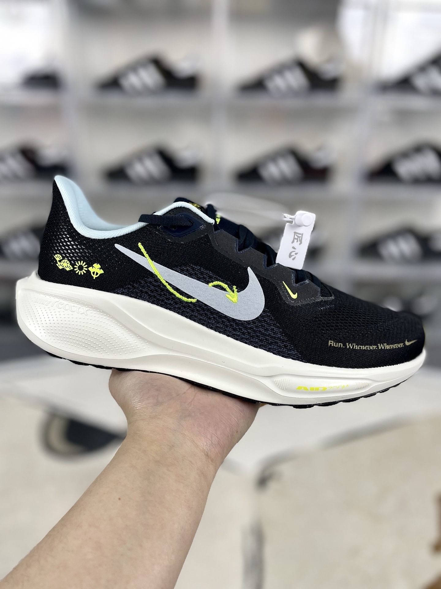 本地💰190   
▪️匠心纯原 平台渠道订单
Nike Pegasus 41 舒适百搭防滑耐磨 低帮 休闲跑步鞋 男款 黑青松 飞马41代
▪️Nike Pegasus 41 搭载了新升级的 ReactX 泡绵，比起 React 提升了13%的能量回馈，此外还加装了Air Zoom 缓震气垫，每一步都来劲儿！跑者们喜欢的细节，我们都一一保留。鞋面新增工程网眼设计，减轻重量同时升级透气性，长跑也不易闷脚。搭载两个 Air Zoom 缓震配置和全新 ReactX泡绵中底，强强组合，回弹更来劲。
▪️尺码：39-46（39 40 40.5 41 42 42.5 43 44 44.5 45 46）
▪️货号：HQ3452-041