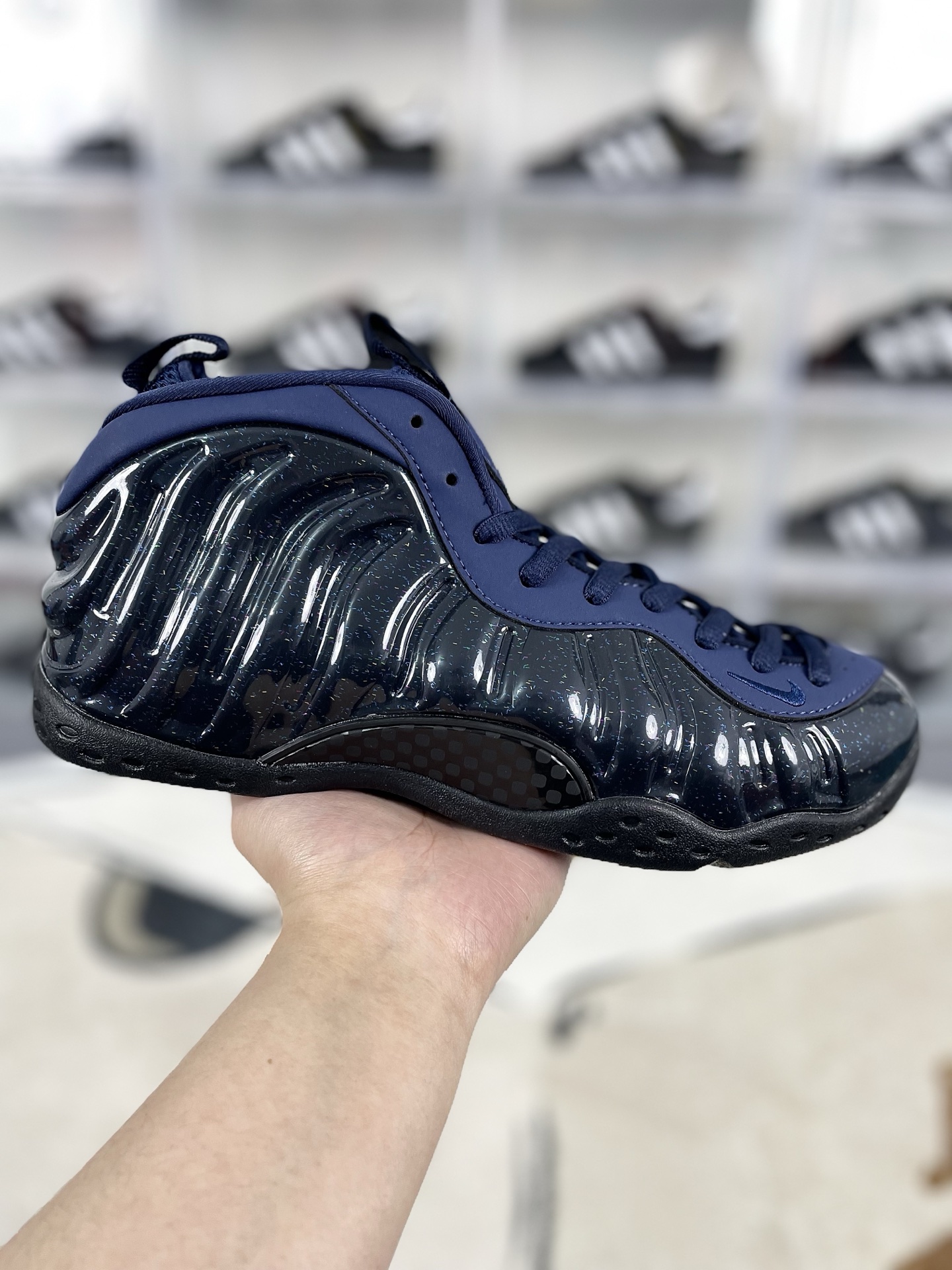 ▪️H版公司级 Nike Foamposite One Air Glittery 全息喷 喷泡 一体成型 潮流舒适 中帮 复古篮球鞋 男女款 幻彩绿 喷泡 ▪️1997年是NIKE发展转型的时期,随着飞人乔丹年龄的增长,球风日益稳健,刺激眼球的镜头越来越少,NIKE便选择了球风劲爆、有乔丹接班人之称的—“便士”哈达威成为当家代言人,Nike Air Foamposite One随之上市,国内的球迷也亲切的称其为“喷”.Eric Avar运用了当时世界上鞋类产品最高端的科技——改良后的双层Zoom Air气垫和大面积碳板,因此拥有澎湃脚感,鞋面则采用了Foamposite一体成型鞋面技术,不但具备靓丽的外观和金属的质感,更为鞋子提供了良好的包裹性和支撑性,从而提高了鞋身整体的稳定性.Foamposite One堪称Nike史上最漂亮的鞋款之一,被誉为“来自外太空之作”和“超越时代的篮球鞋”,不但在球鞋设计、球鞋科技领域独树一帜,甚至改变了人们对于球鞋的审美,可以说,它将篮球运动的魅力和耐克的球鞋设计理念提升到了全新的高度. ▪️ (40 40.5 41 42 42.5 43 44 44.5 45 46 47) ▪️货号:AA3963-400