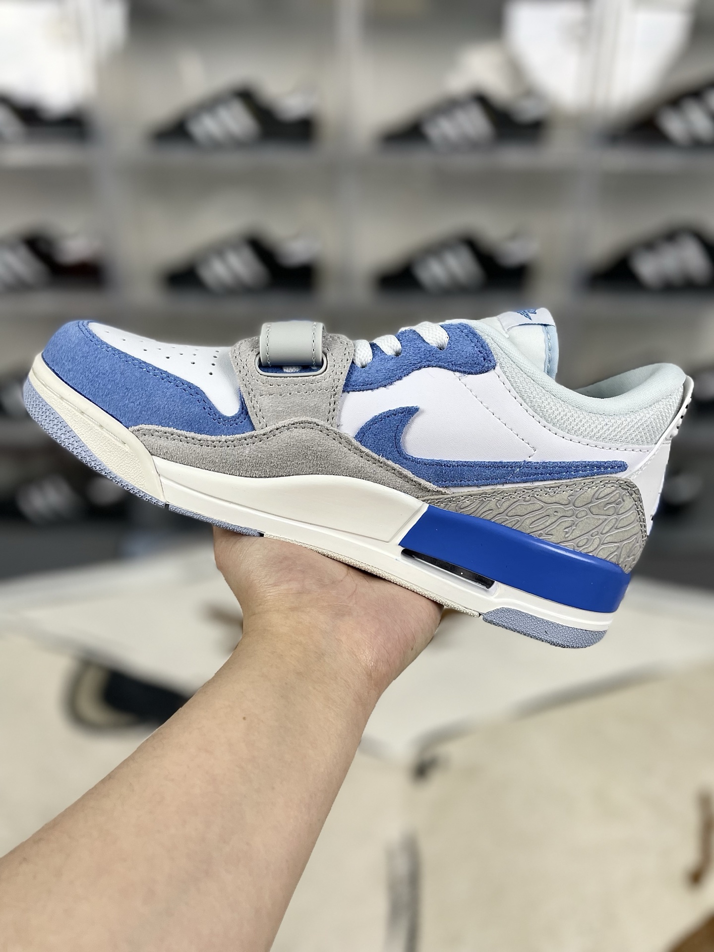 Jordan Legacy 312 Low Retro Basketball Shoes - White/Blue, Unisex Design 3 i1739570392087 6196 0 1